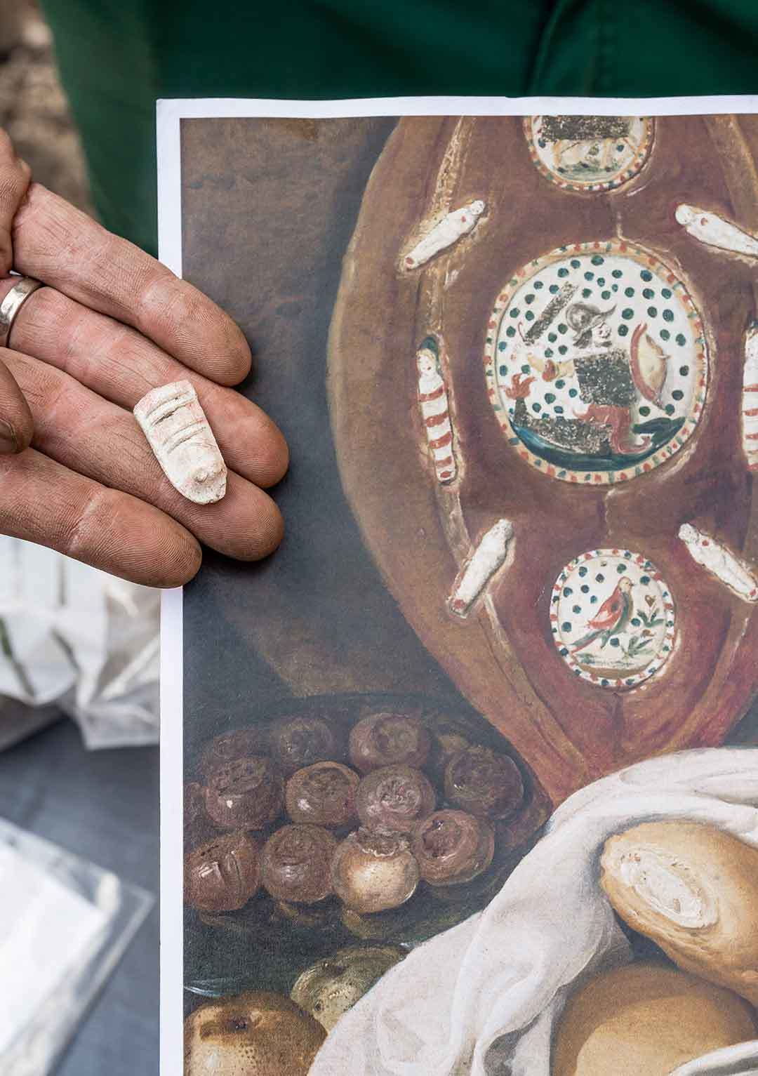 In een beerput werd een zogenaamd 'wikkelkindje' in de vorm van een ingebakerd Christusfiguur gevonden. Deze kleipijpen beeldjes werden met religieuze feestdagen op broden gelegd. Deze traditie is te zien op maaltijdschilderijen uit de 17de eeuw.