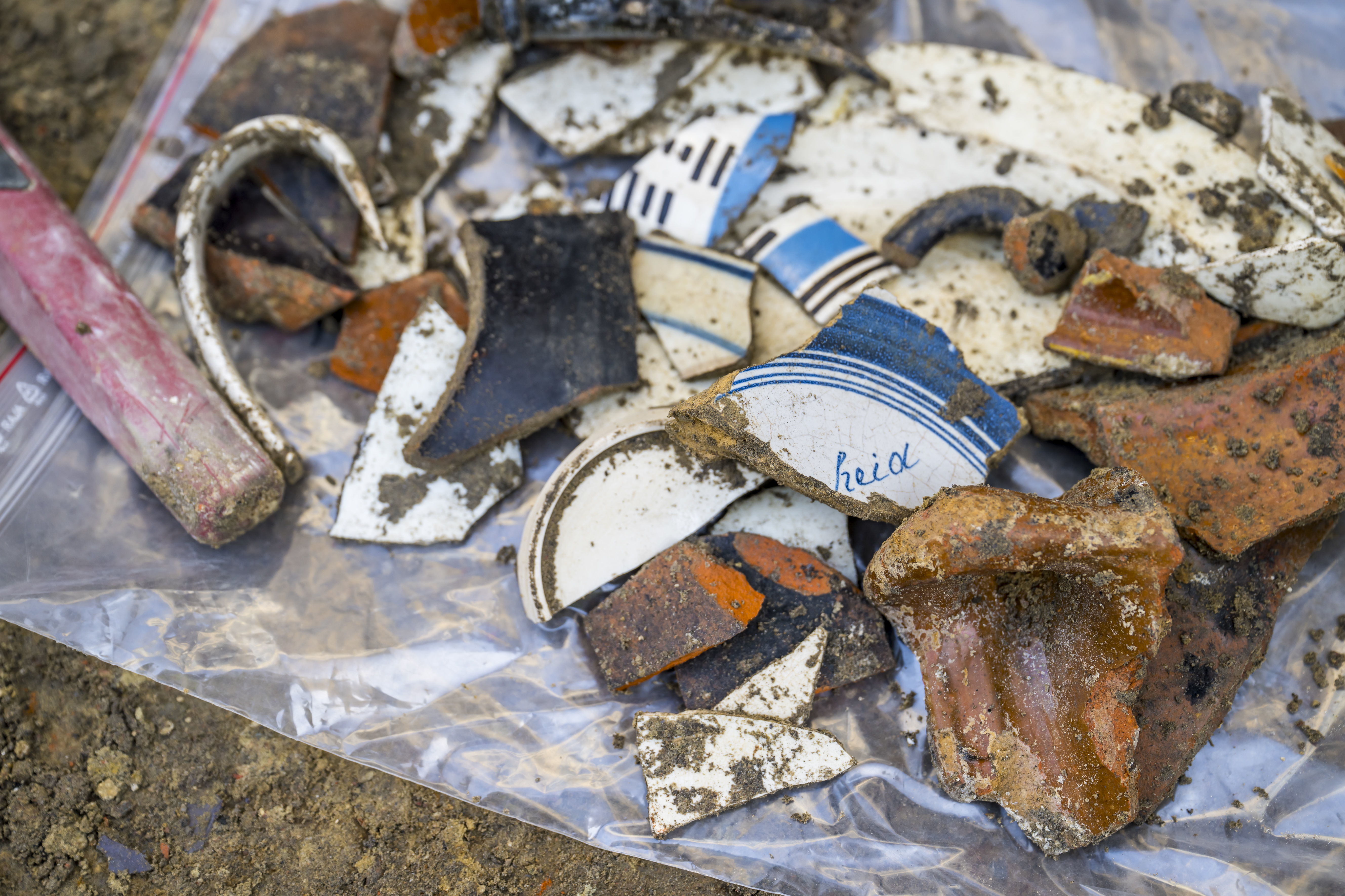 Gevonden aardewerk tijdens archeologische opgravingen.