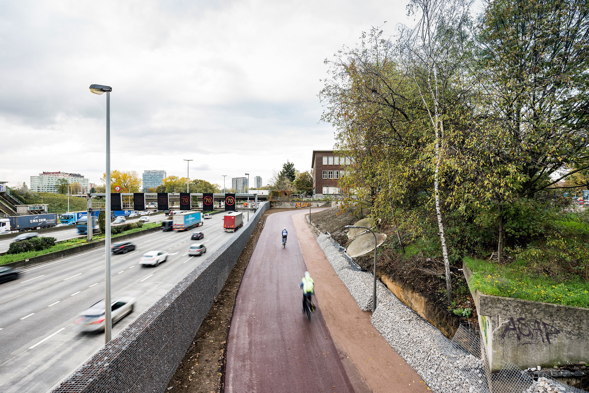 De aanloophelling van de doorgang onder de Stenenbrug naar de Collegelaan.