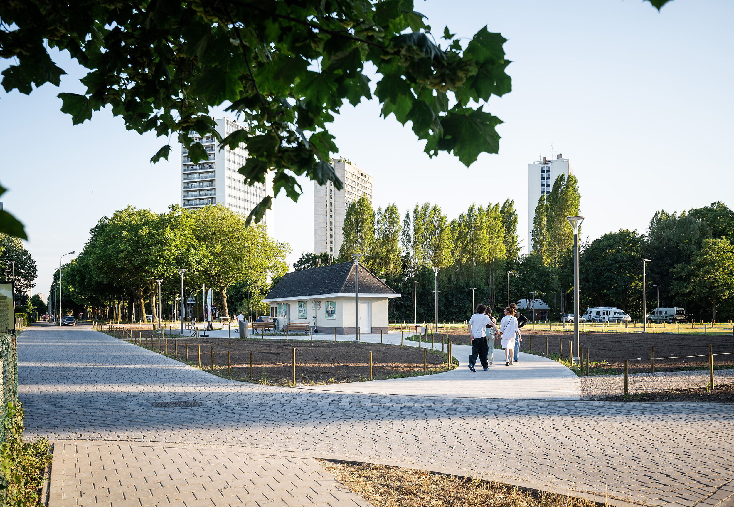 Het einde van de Gloriantlaan werd heraangelegd tot de groene toegangspoort tot Sint-Anneke Plage en de Wandeldijk.