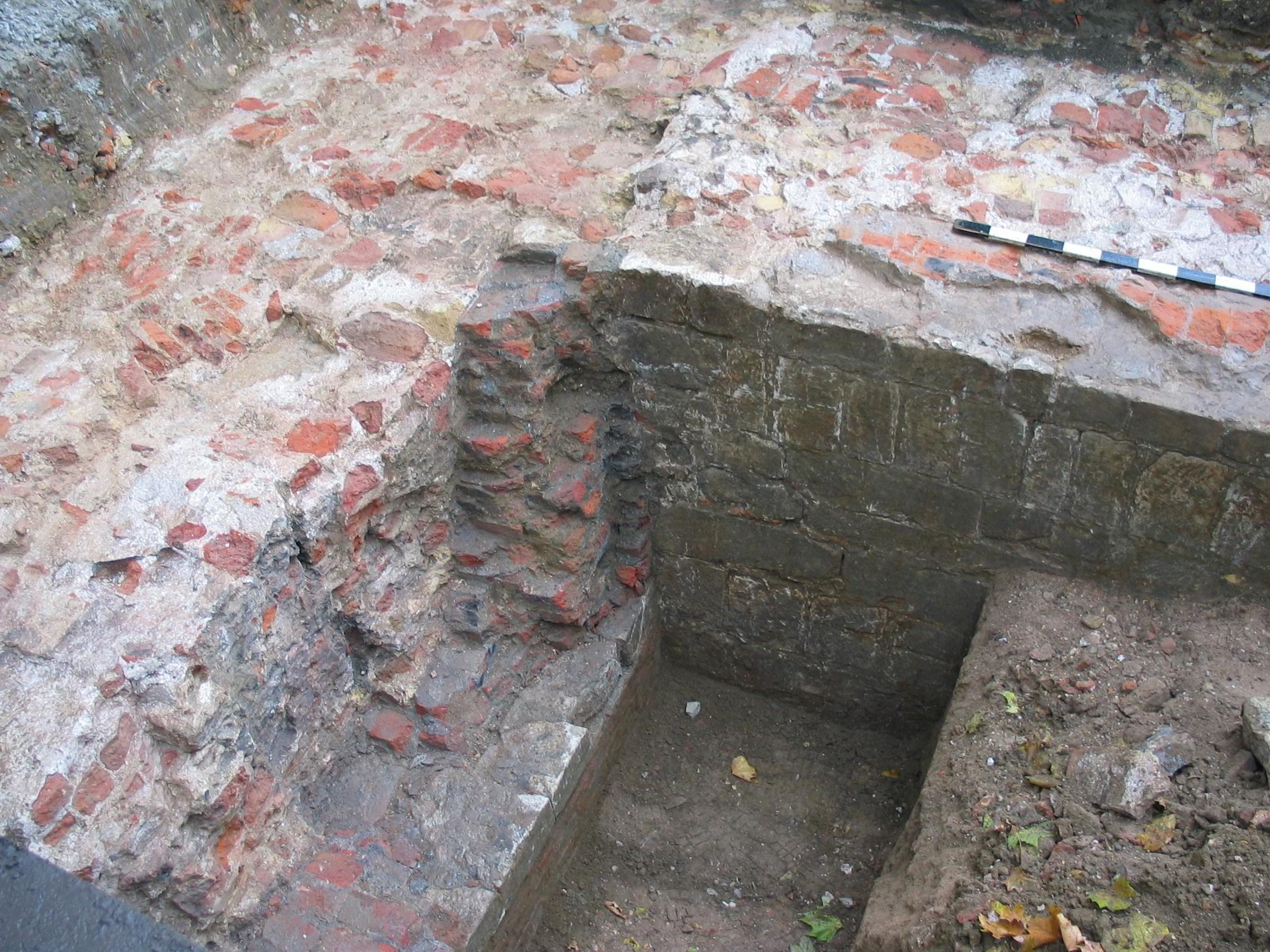 De aansluiting tussen de stadsmuur en de flank van bastion Schijn in een sonderingsput.