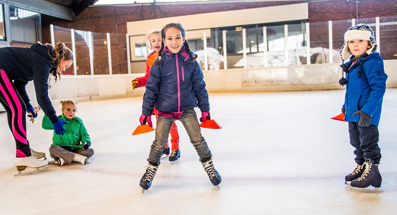 Met de tijdelijke ijsbaan in Park Groot Schijn kan iedereen terug genieten van de schaatssport.