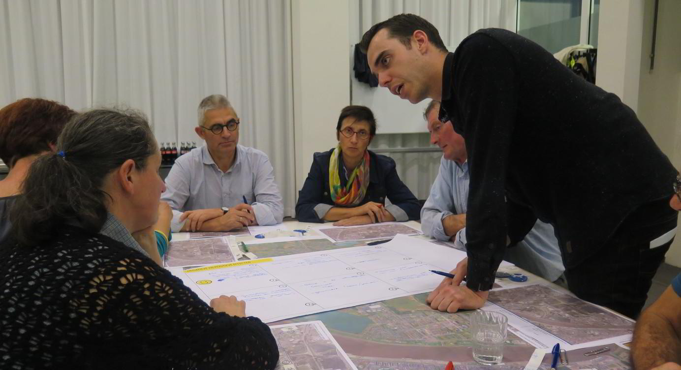 In kleine groep zitten de ontwerpers samen met de inwoners om de details van het plan voor Zone West te bespreken.