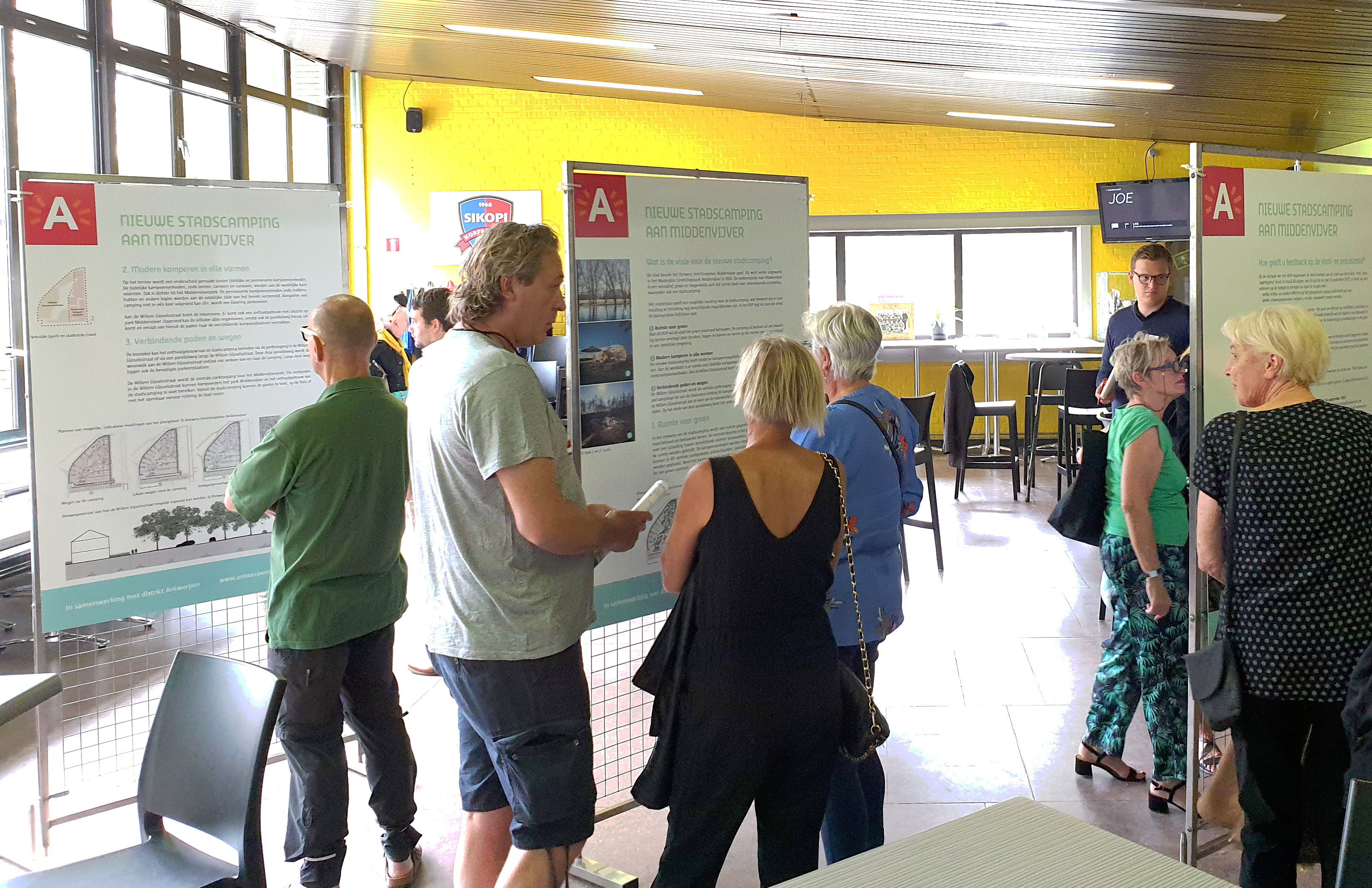 Sfeerbeeld van het eerste infomoment voor RUP Stadscamping, op donderdag 18 juli 2019 bij korfbalclub Sikopi in Linkeroever.