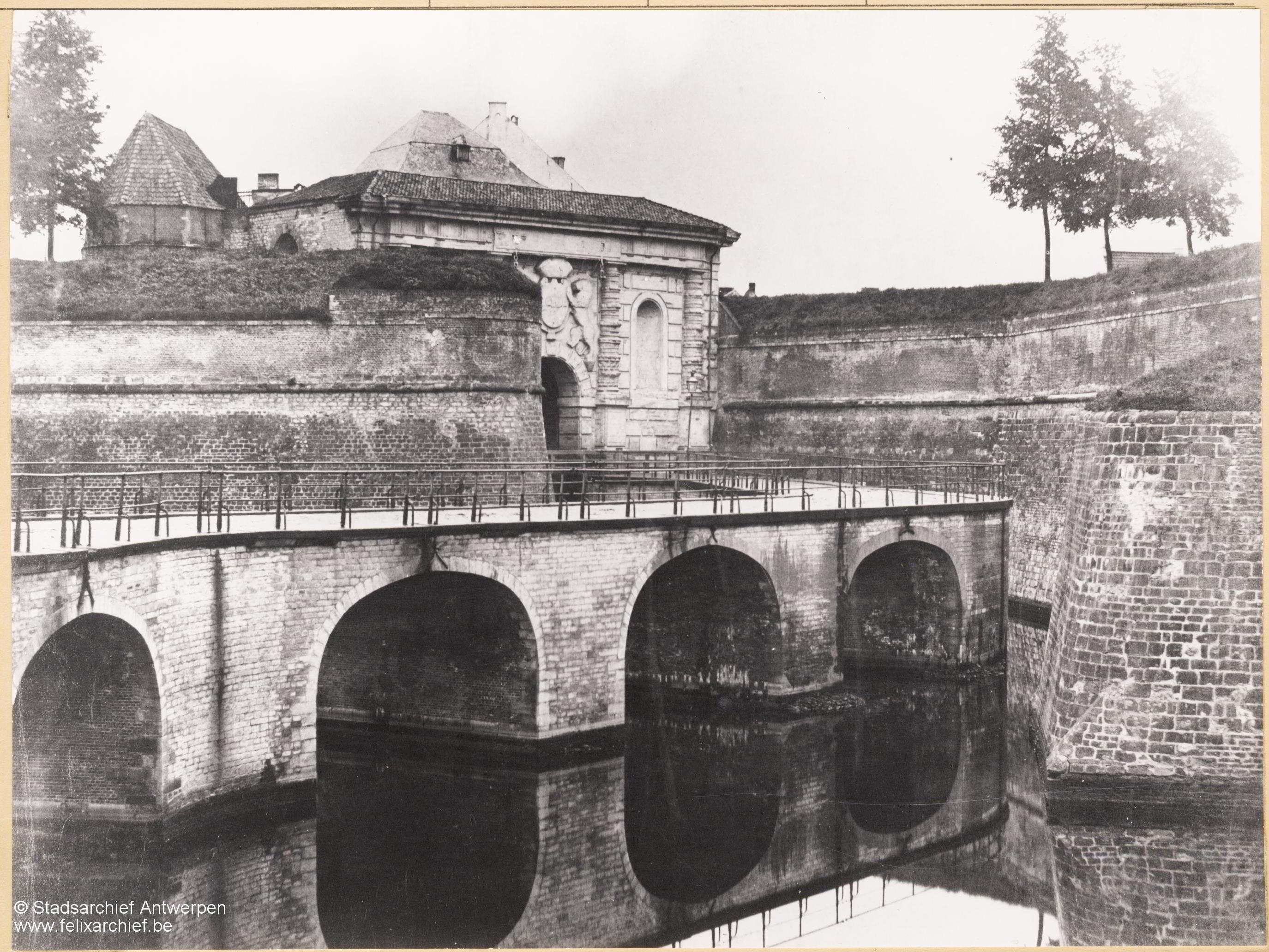 De Kipdorpbrug en –poort in 1860