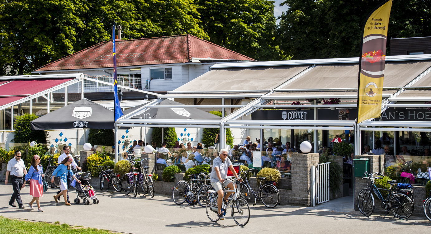 Horecazaken op de Wandeldijk van Sint-Anneke Plage.