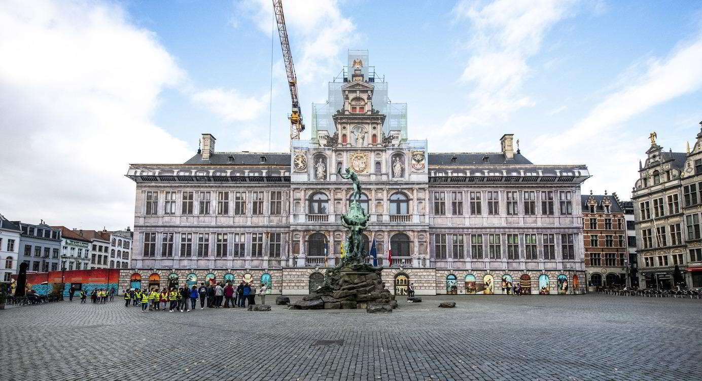 De voorgevel van het stadhuis is opnieuw te bewonderen dankzij een fotoprint op de steigerdoeken.