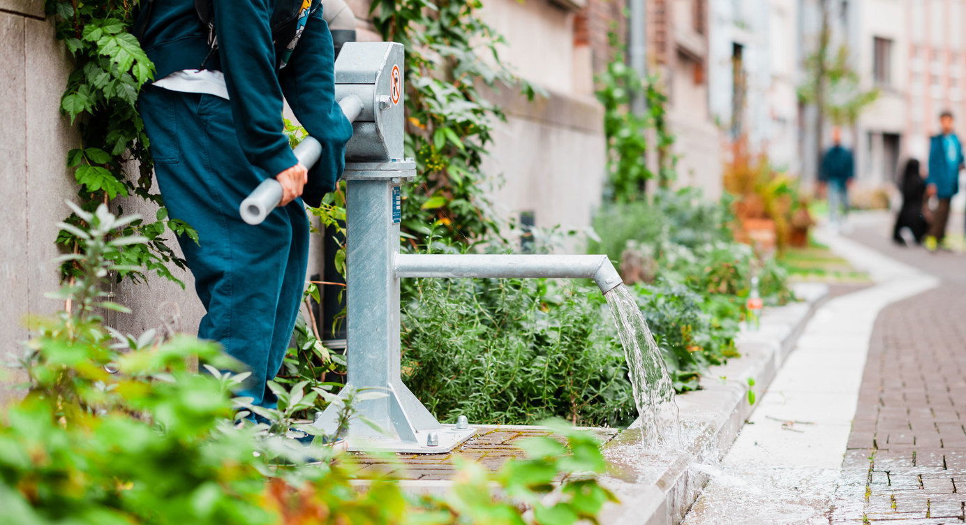 Lange Riddersstraat: met een handpomp kan regenwater opgepompt worden uit een ondergronds reservoirom plantvakken te bevloeien of om te spelen op warme dagen.