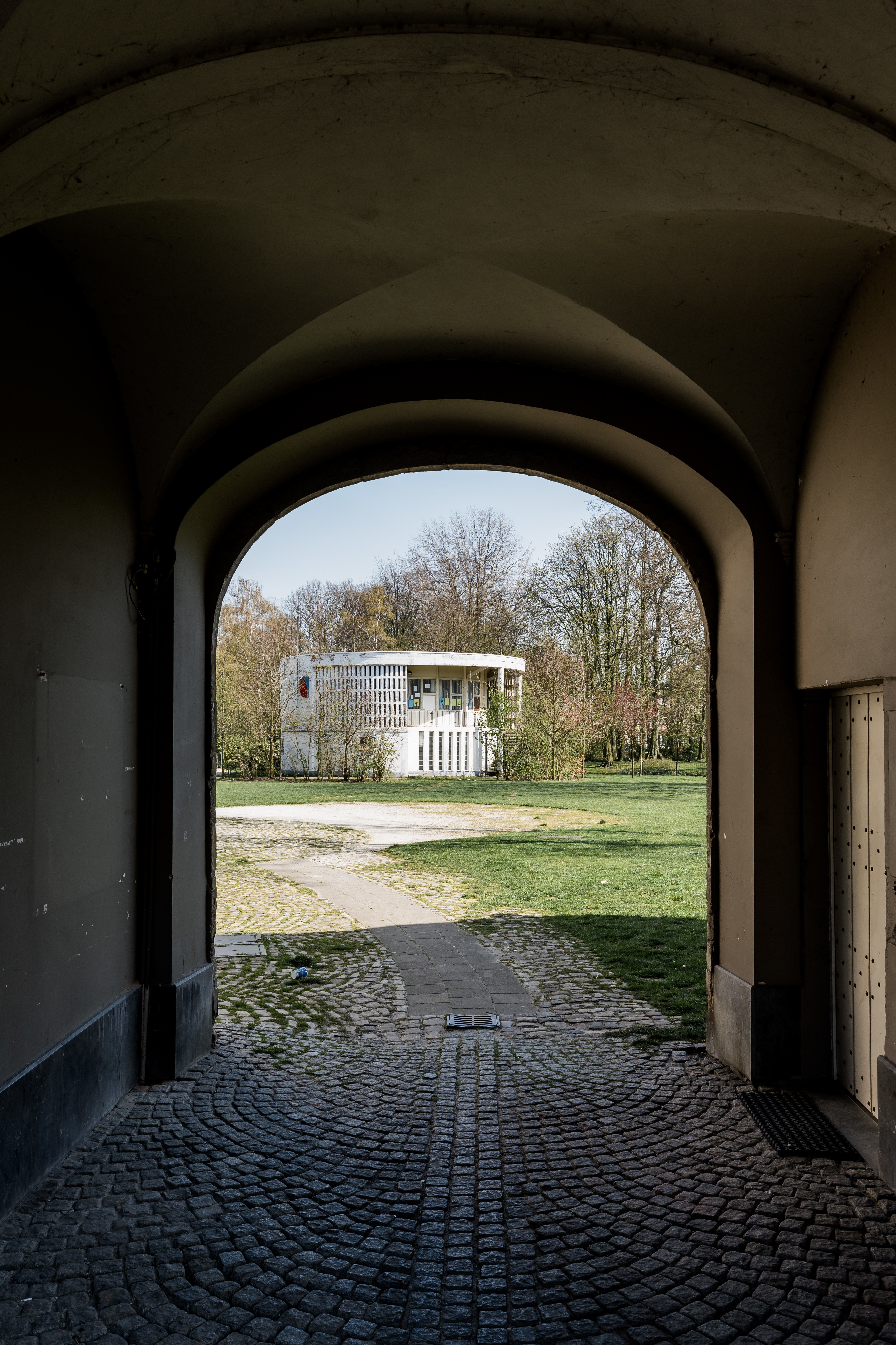 Wie onder de oude doorgang wandelt, komt plots een verrassend paviljoen tegen in Deurne.