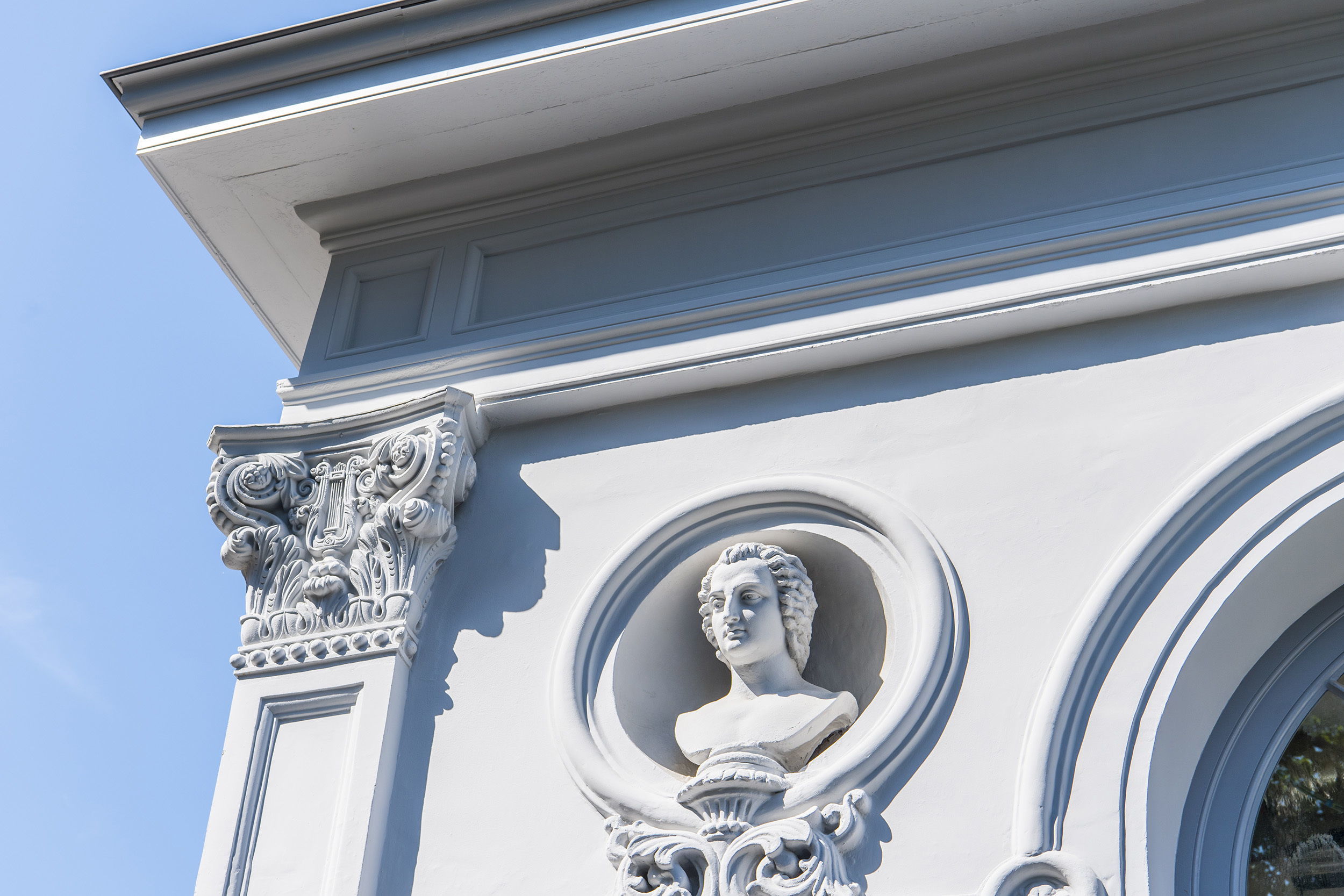 De historische gevel is volledig gerestaureerd.
