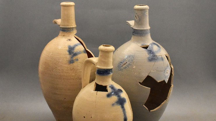 3 archeologische objecten in de vorm van een kruik.