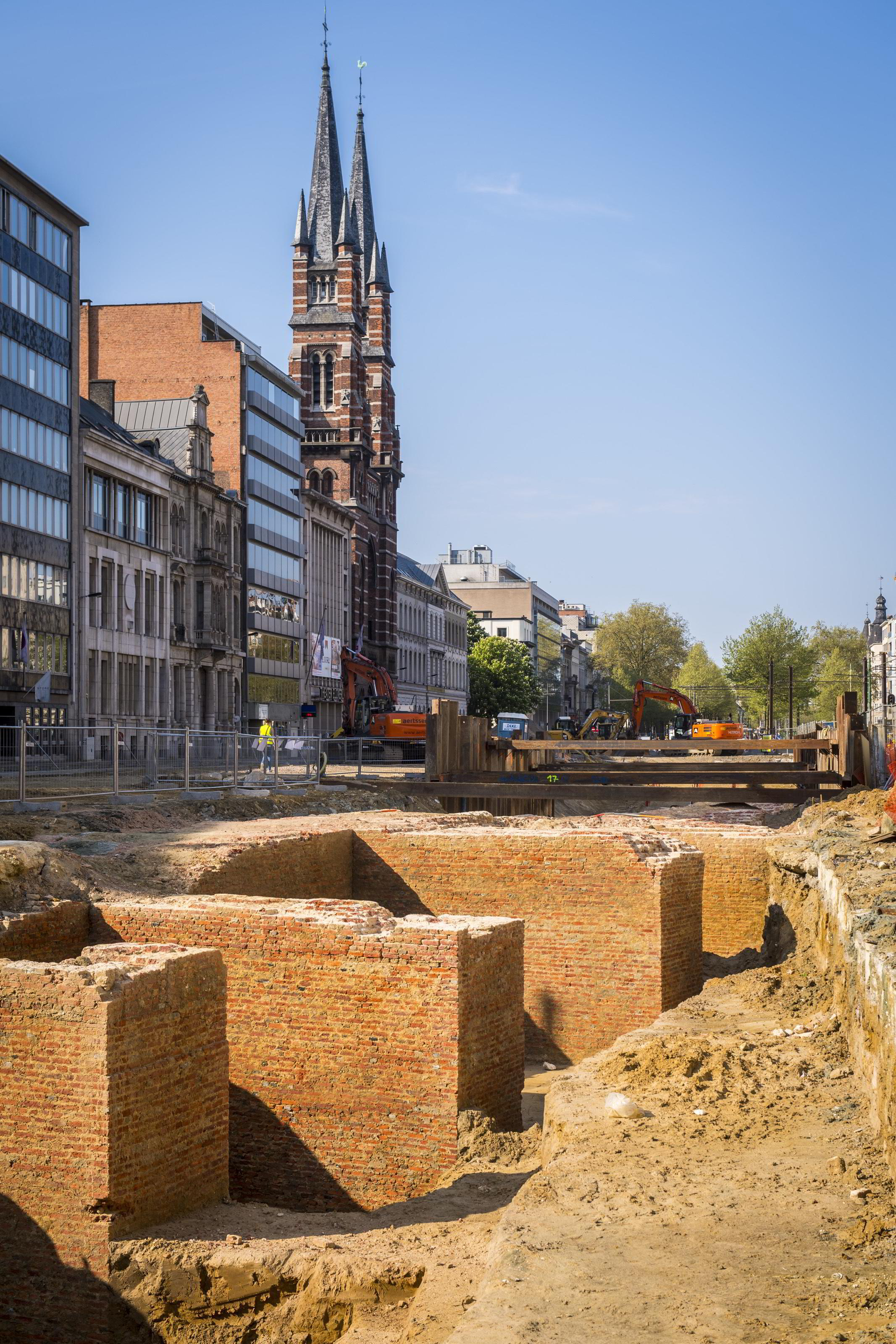 Zicht op de steunberen van de stadsmuur van het Huidevettersbastion.