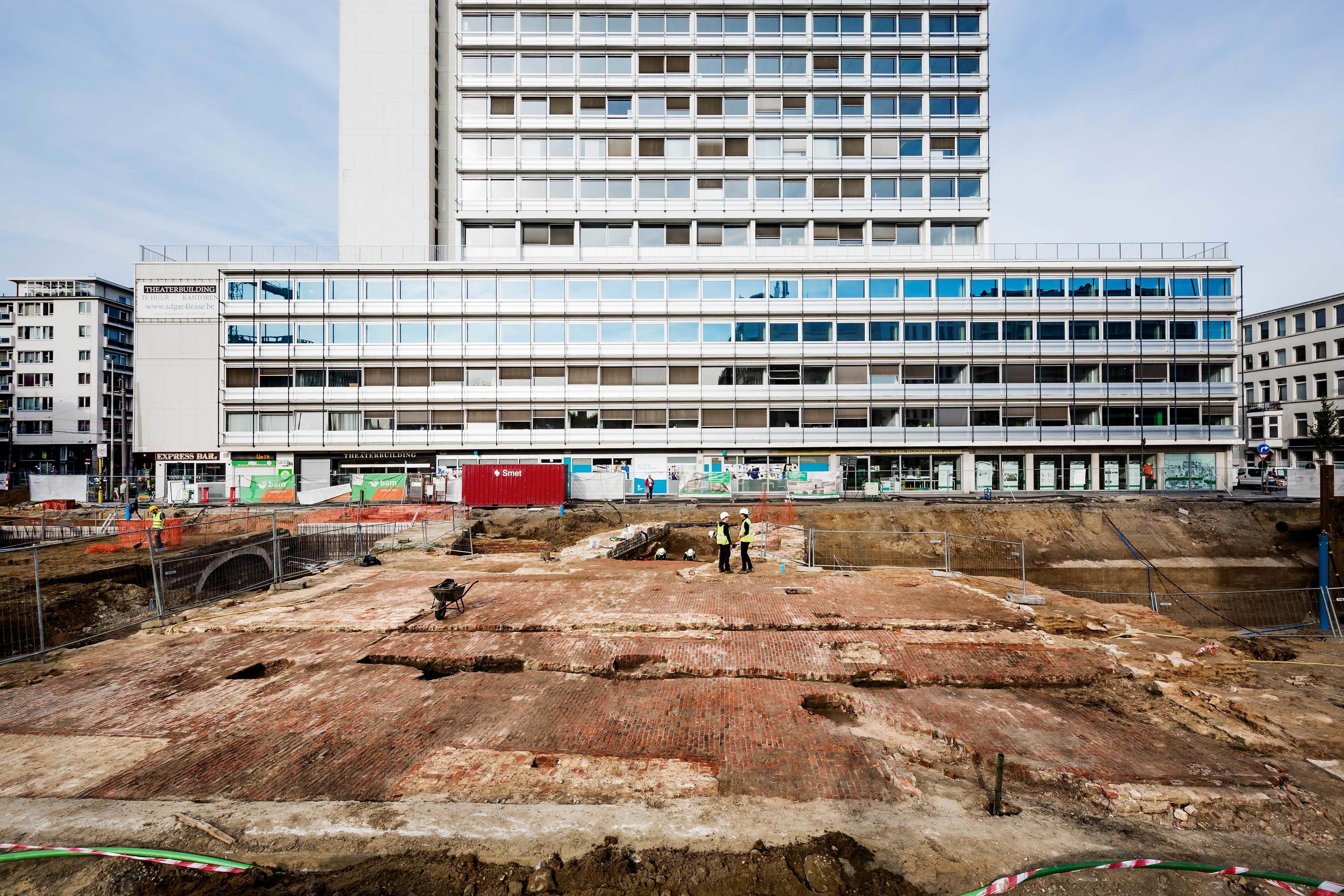 Zicht op Theaterbuilding met ervoor de kazemat.