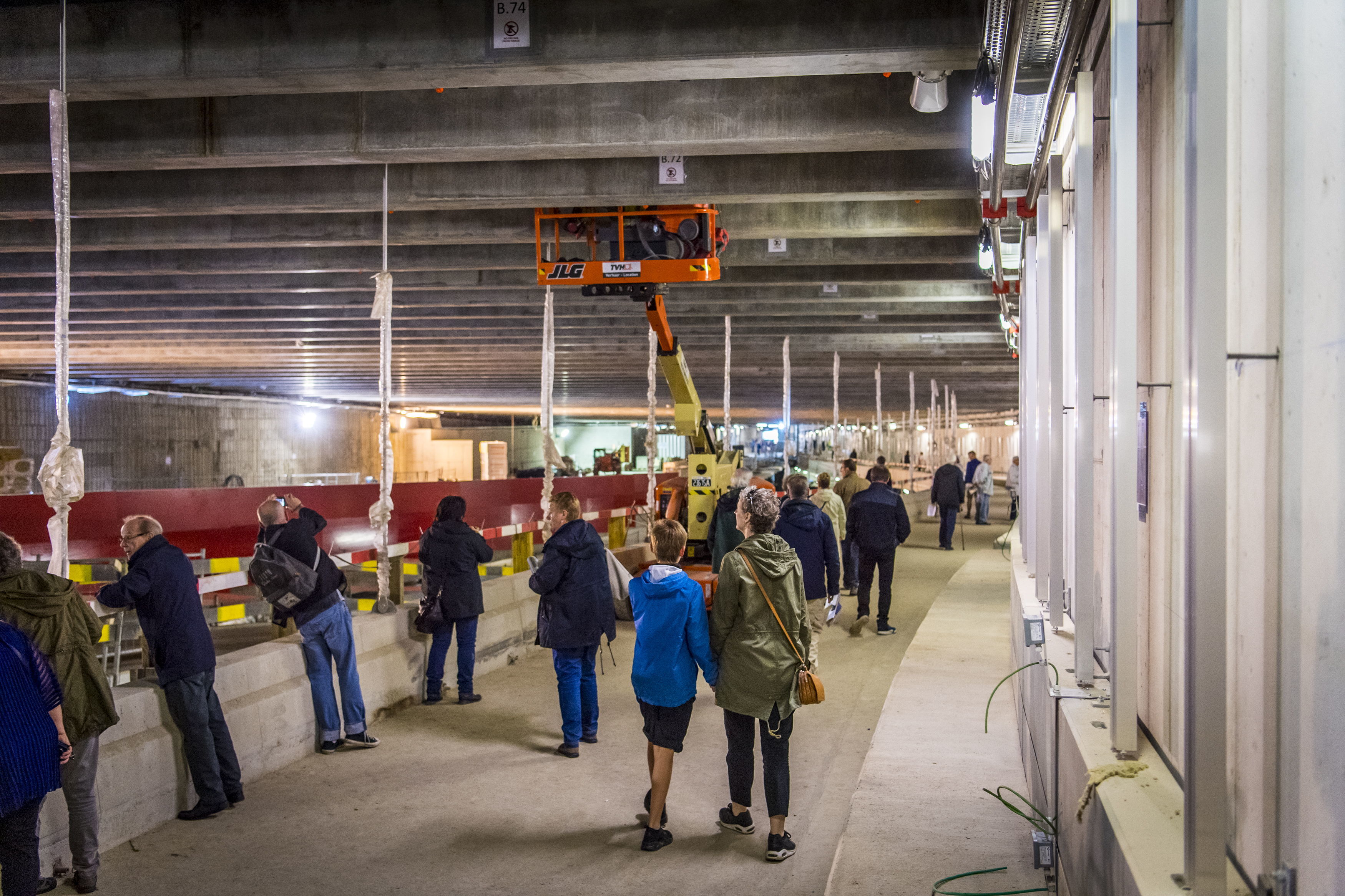 Bezoekers maakten kennis met de Noorderlijnwerf vanop de zwevende tunnel. Dit wordt één rijbaan voor autoverkeer.