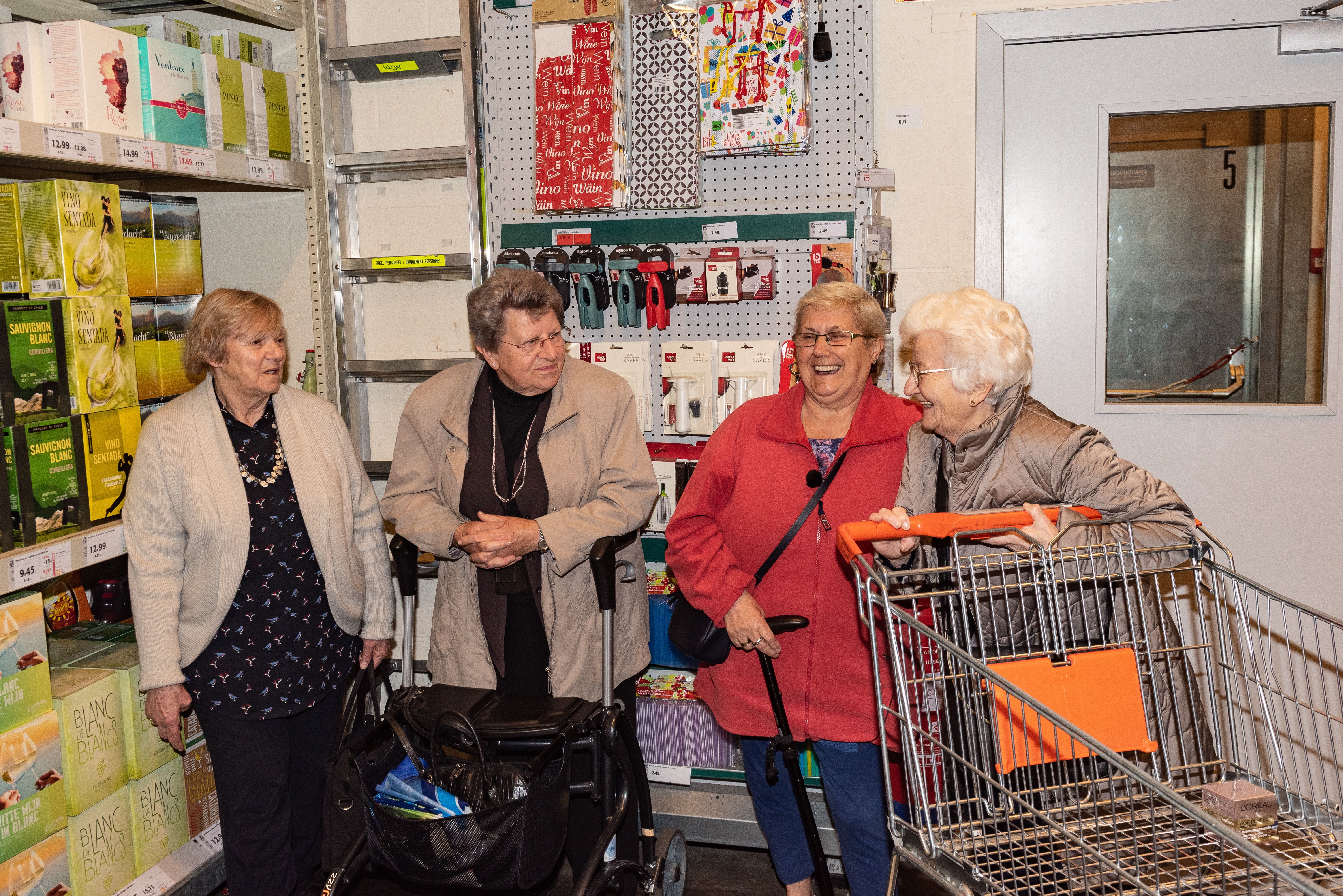 Bewoners carpoolen met de winkelbus om samen één keer in de week naar de winkel te gaan.