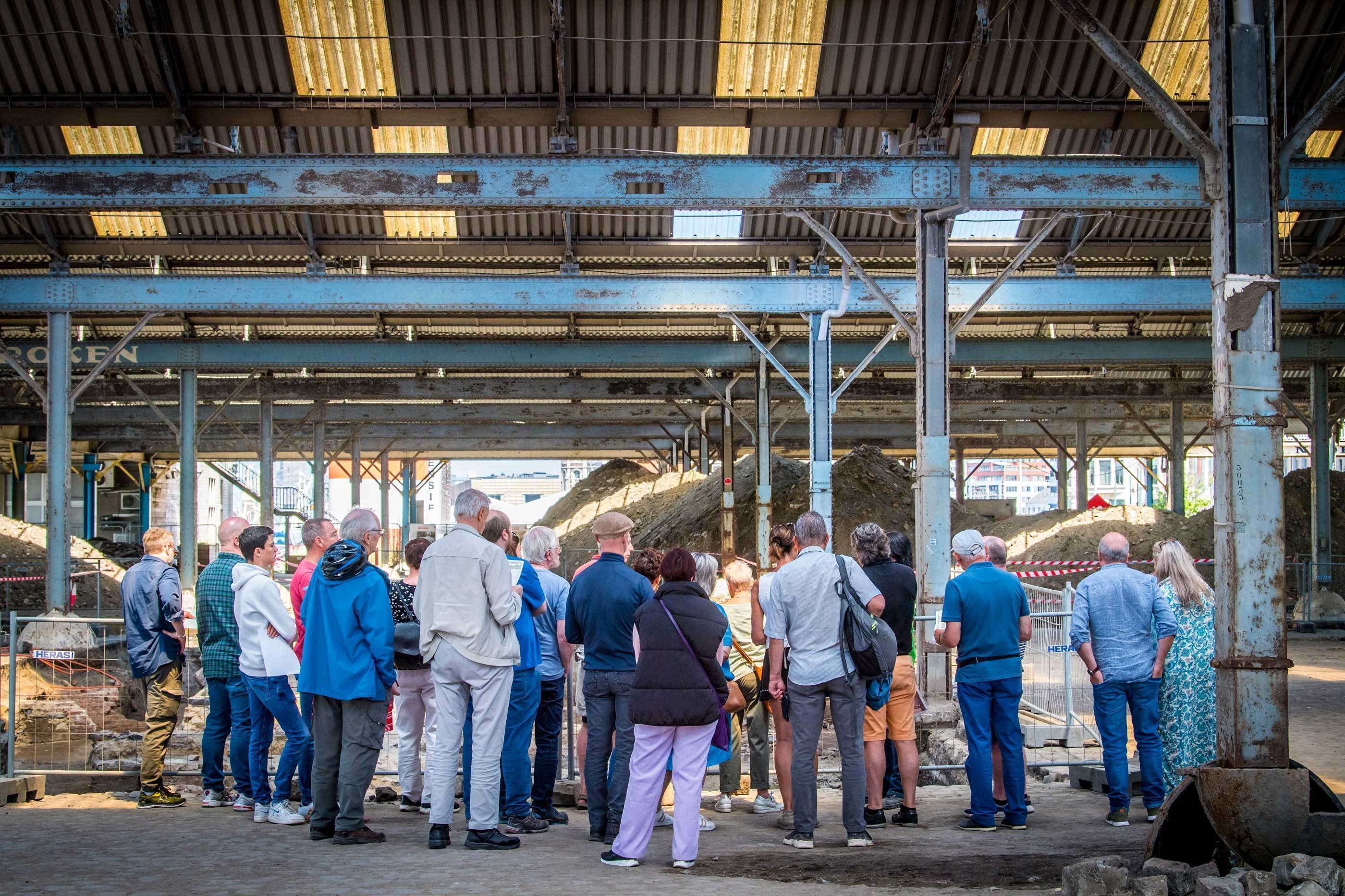 Bezoekers laten zich onderdompelen in de vroegste geschiedenis van Antwerpen tijdens de Archeologiedagen 2022.