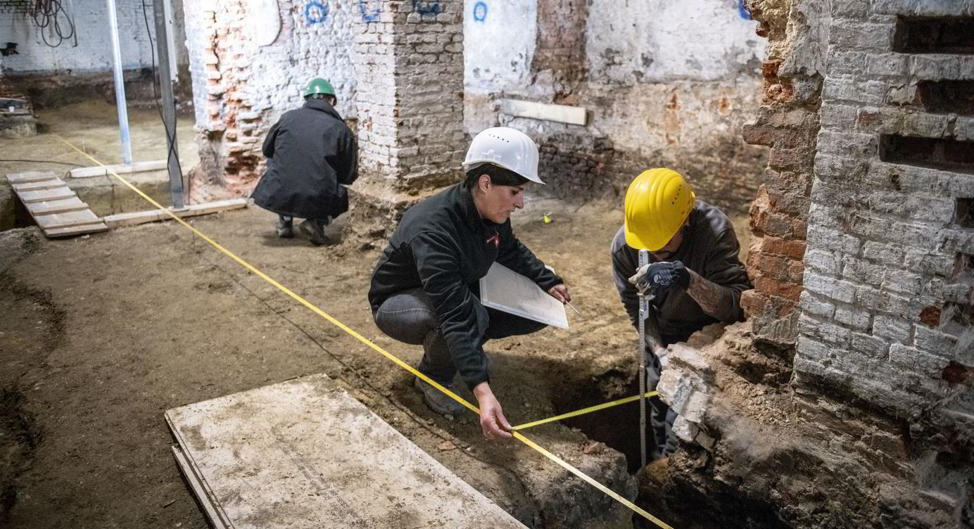 Archeologen aan het werk in de kelder van het stadhuis.
