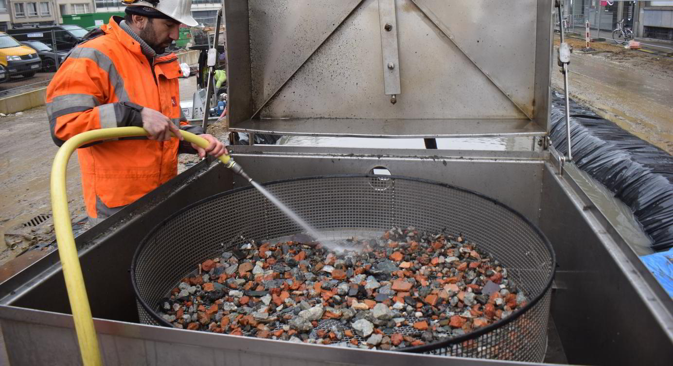 Zeven en proper maken van de kleinere vondsten uit de gracht aan de Kipdorppoort.