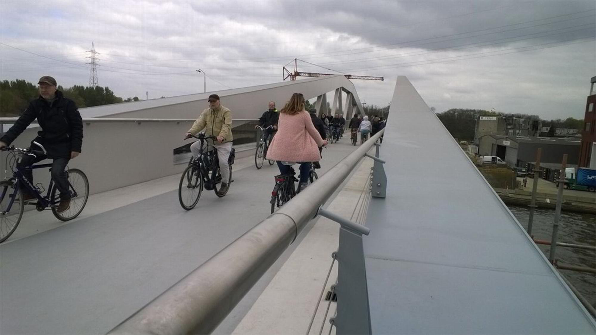 Een nieuwe fiets- en voetgangers brug over het Albertkanaal op de plaats van de oude IJzerlaanbrug.