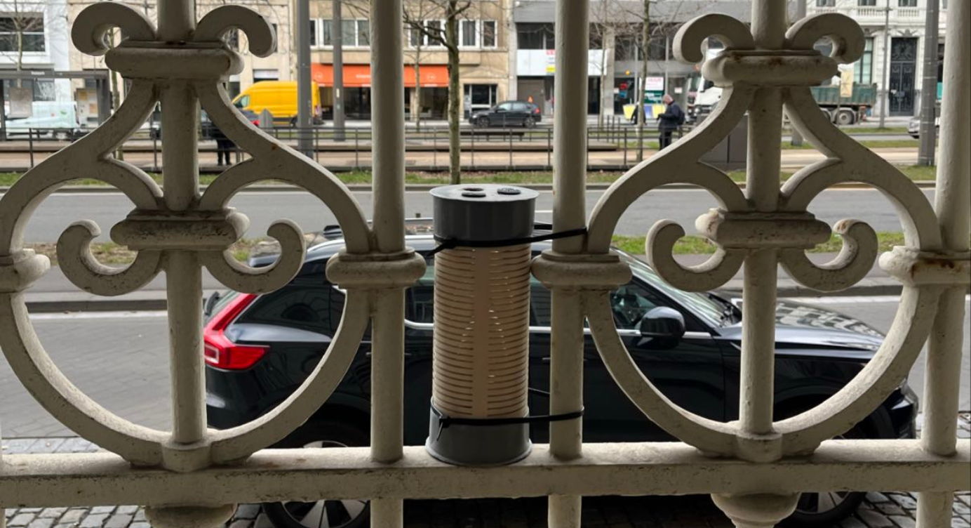 Een meetstation aan de straatkant van het Onze-Lieve-Vrouwecollege Plus.