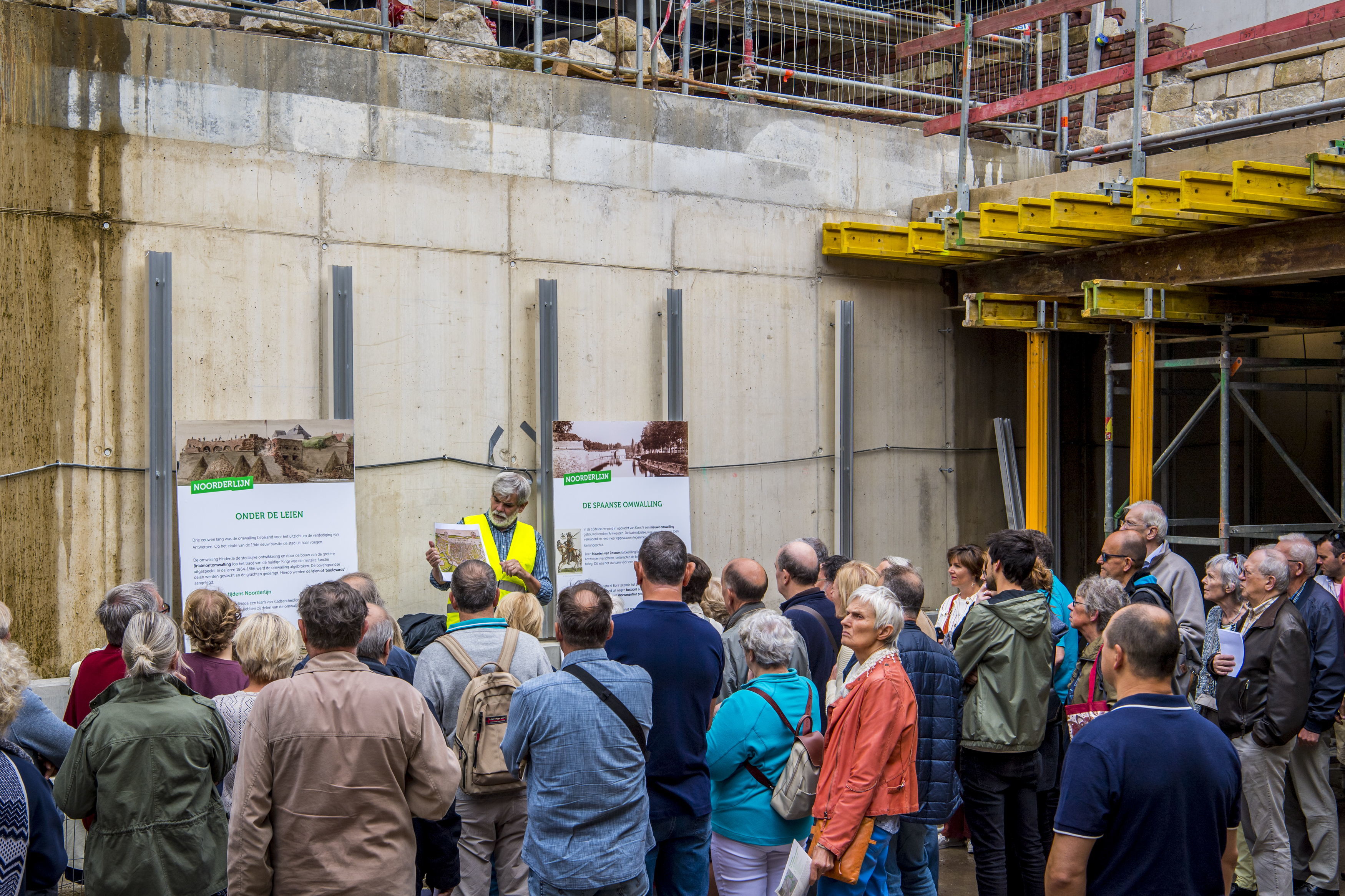 Archeologen praten vol enthousiasme over het verloop van de reconstructie van de brug.