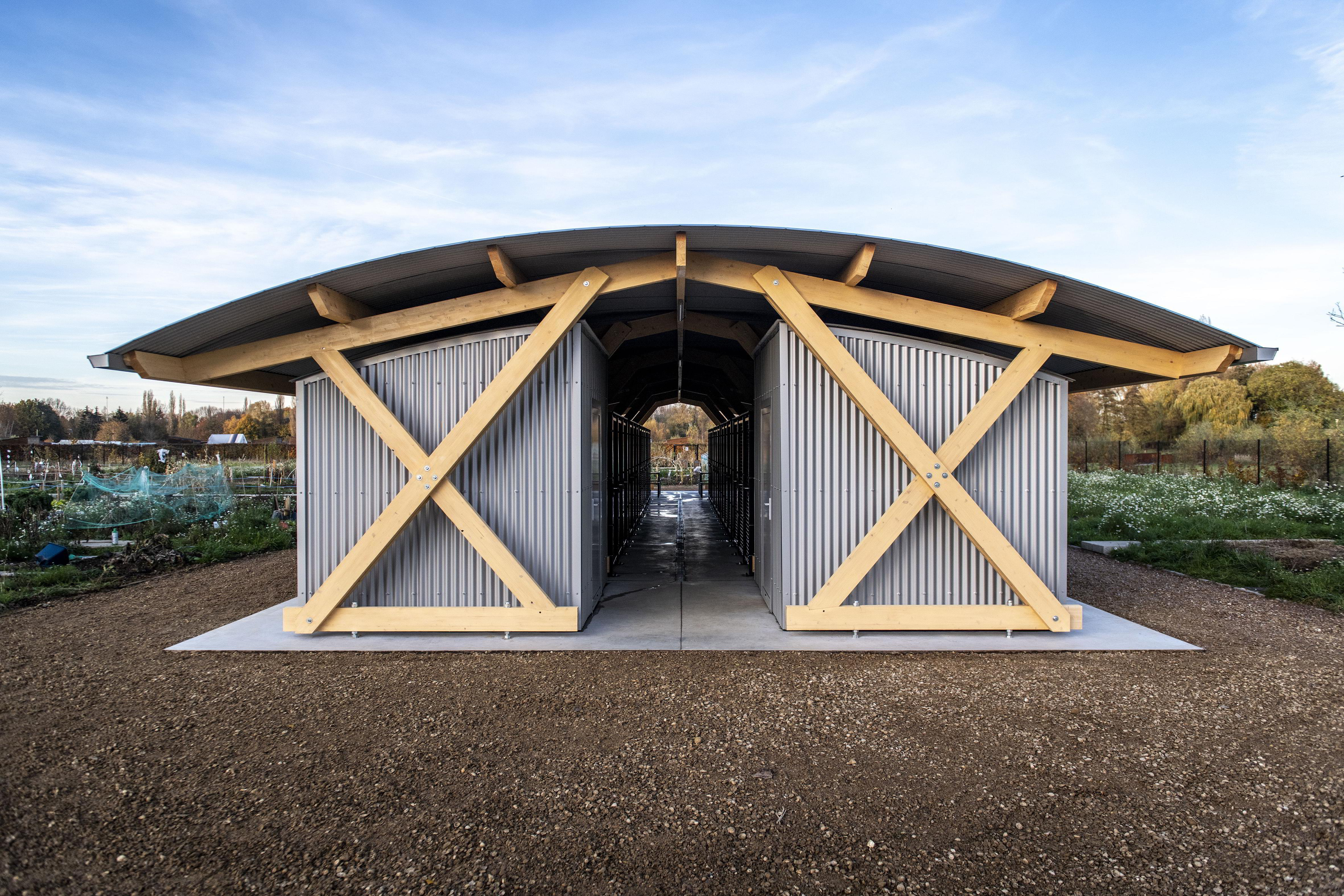 De gemeenschappelijke berging en composttoilet kregen dezelfde stalen golfplaten als het dak.
