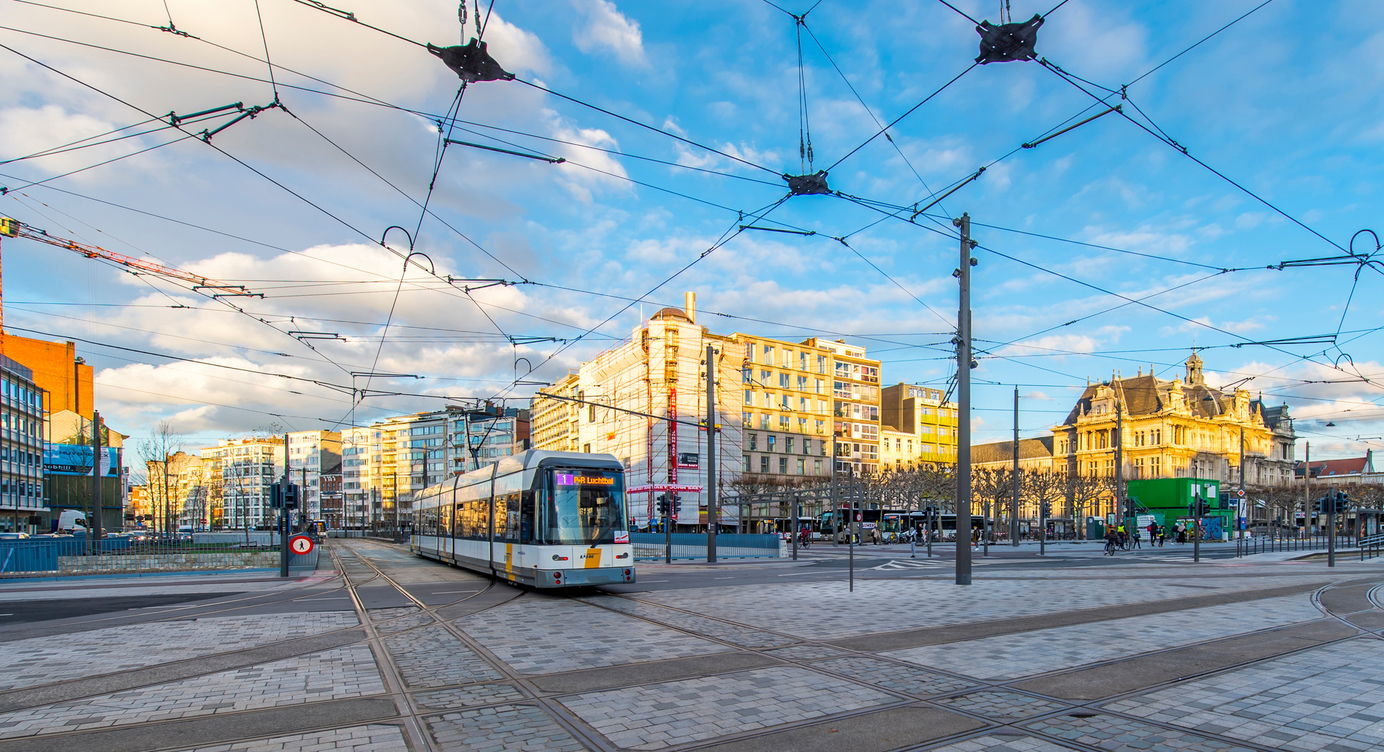 Tram 1 die via het Operaplein naar het zuiden rijdt.