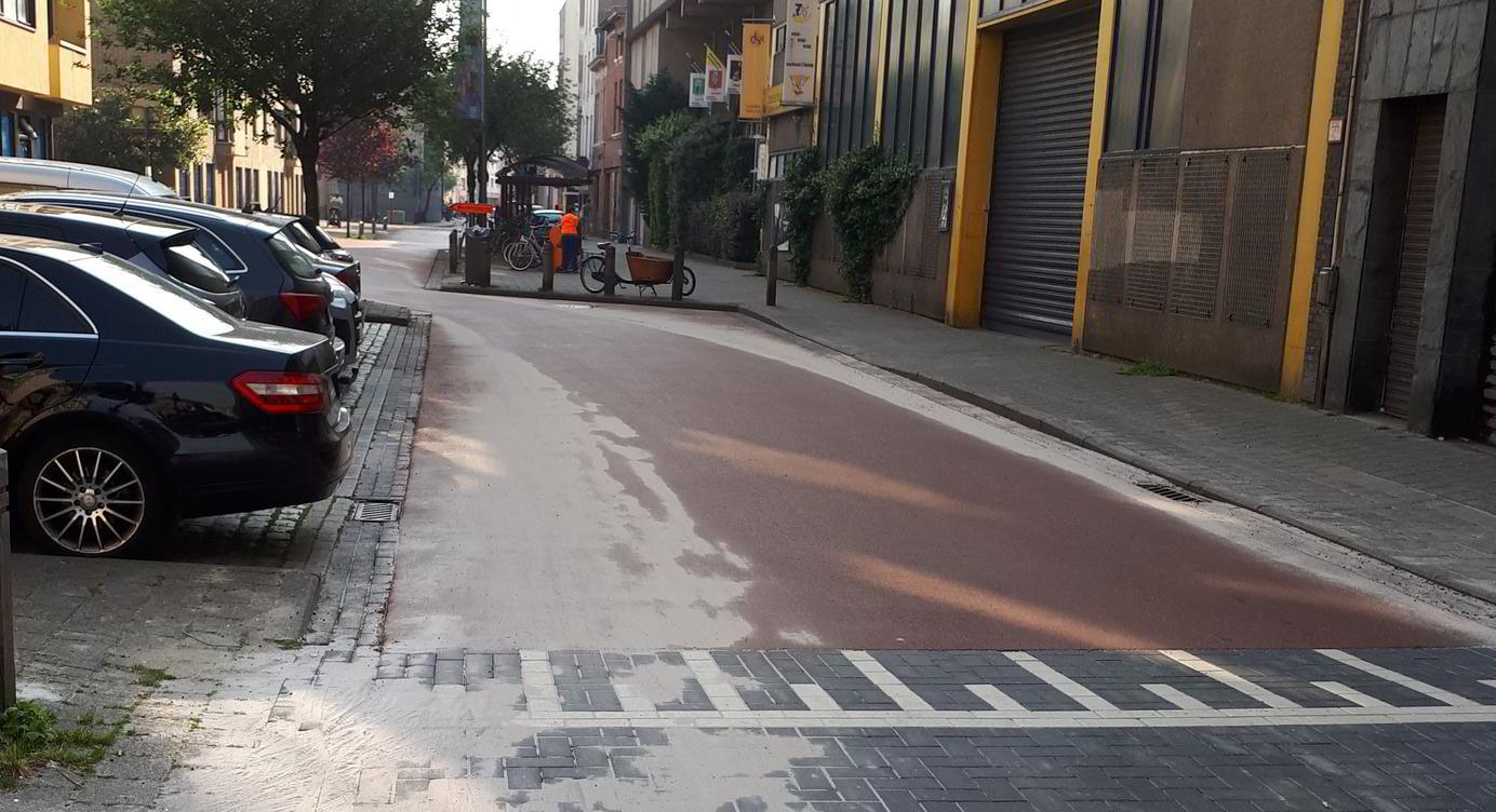 De nieuwe rode asfalt en verkeersplateau in de Helmstraat