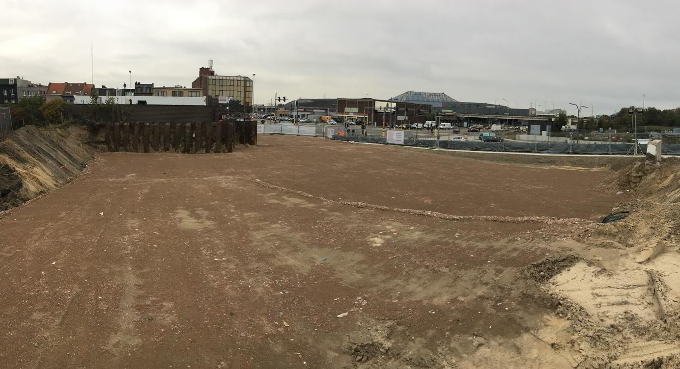 Het terrein op de kop van Spoor Oost wordt klaargemaakt voor de funderingen van de passerelle.