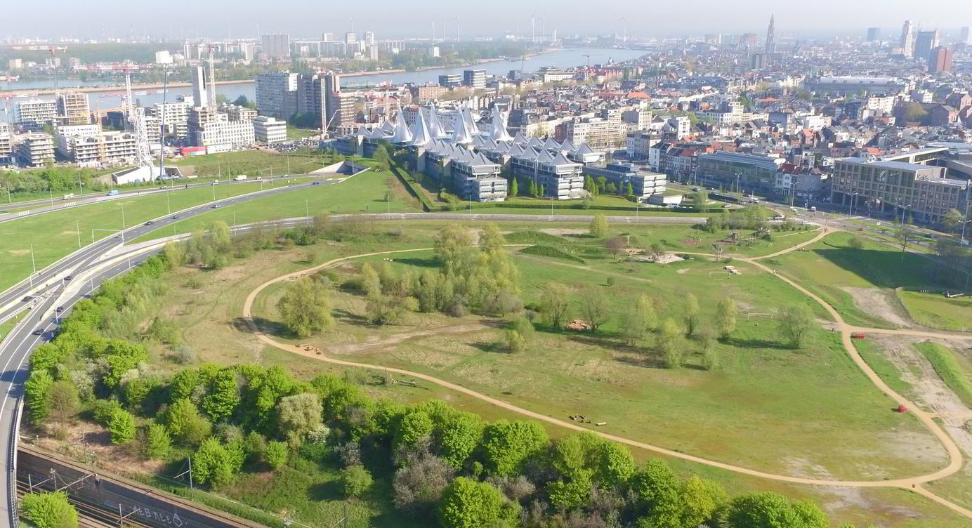 Luchtfoto van de Konijnenwei na aanleg paden.