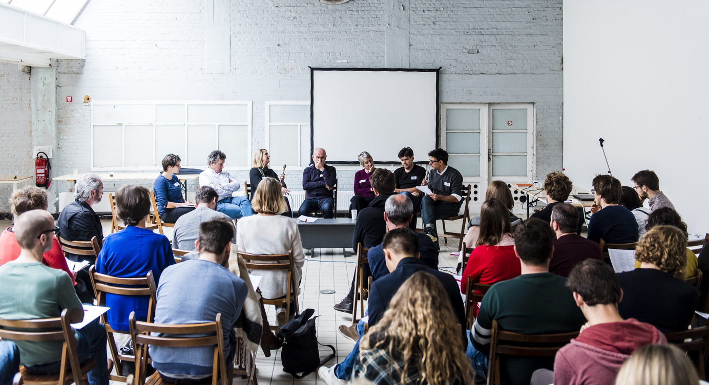 Sfeerbeeld van het stadsdebat 'Bouwstenen in de 20ste-eeuwse gordel' in Extra City Kunsthal in Berchem.