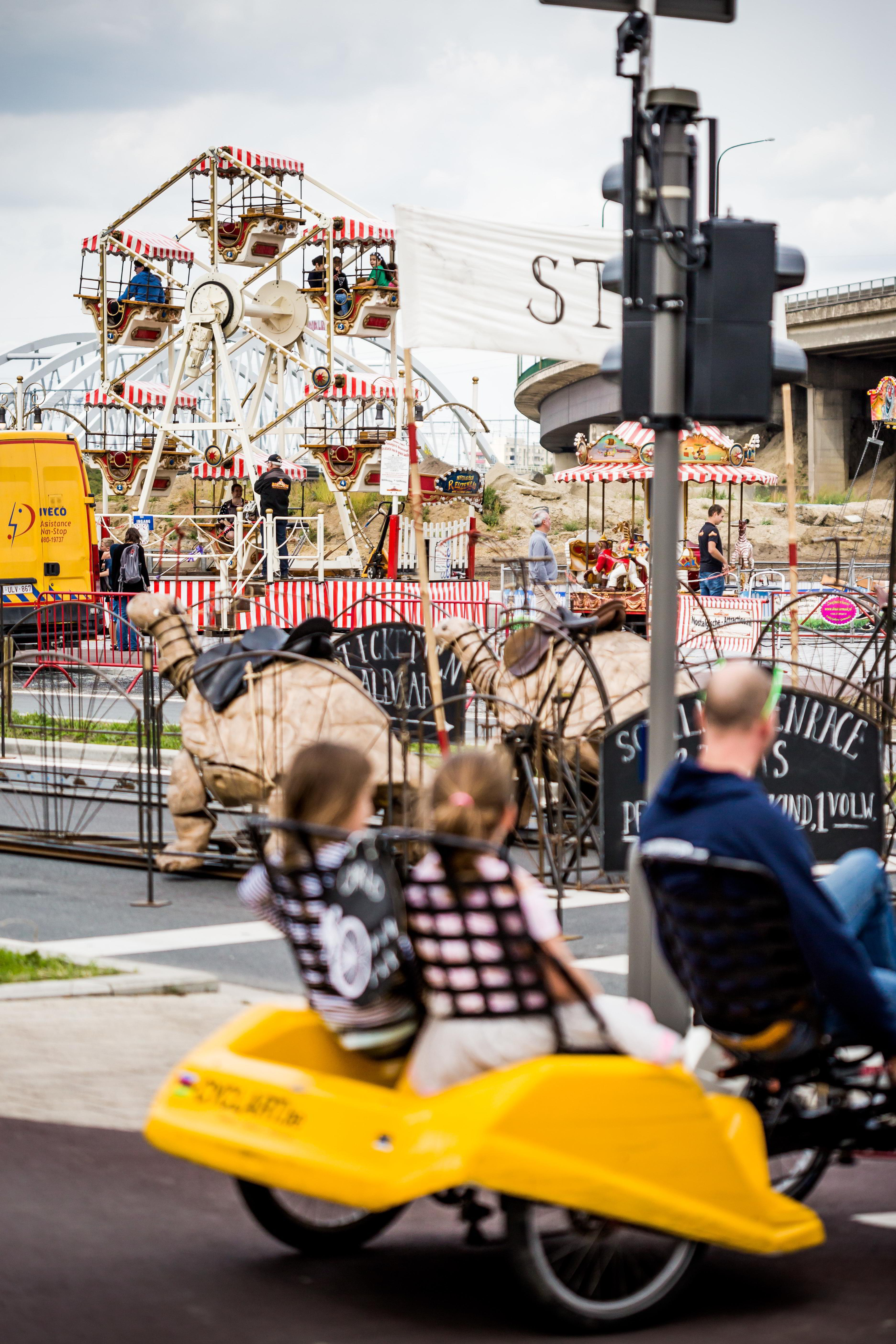 Met de fietstaxi van de kermis naar de waterrollers.