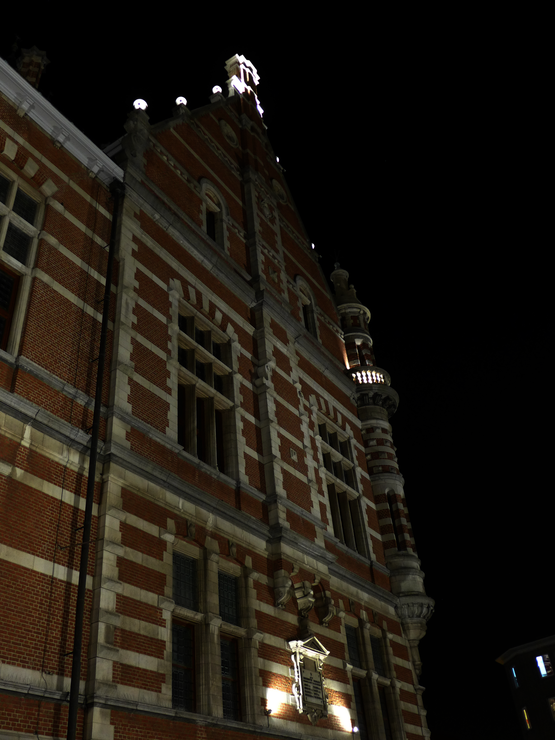 Langs alle zijden wordt er een zachte gloed op het gebouw geschenen.