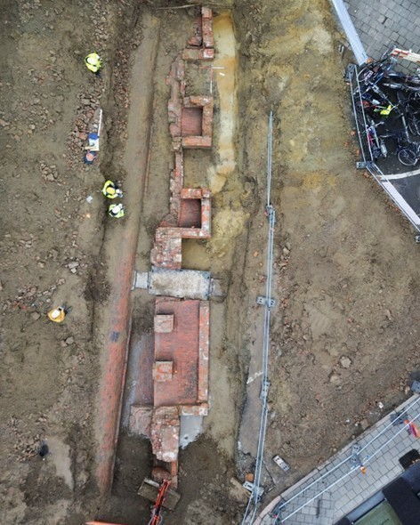Luchtfoto van resten van de 19de-eeuwse bomvrije kazerne.