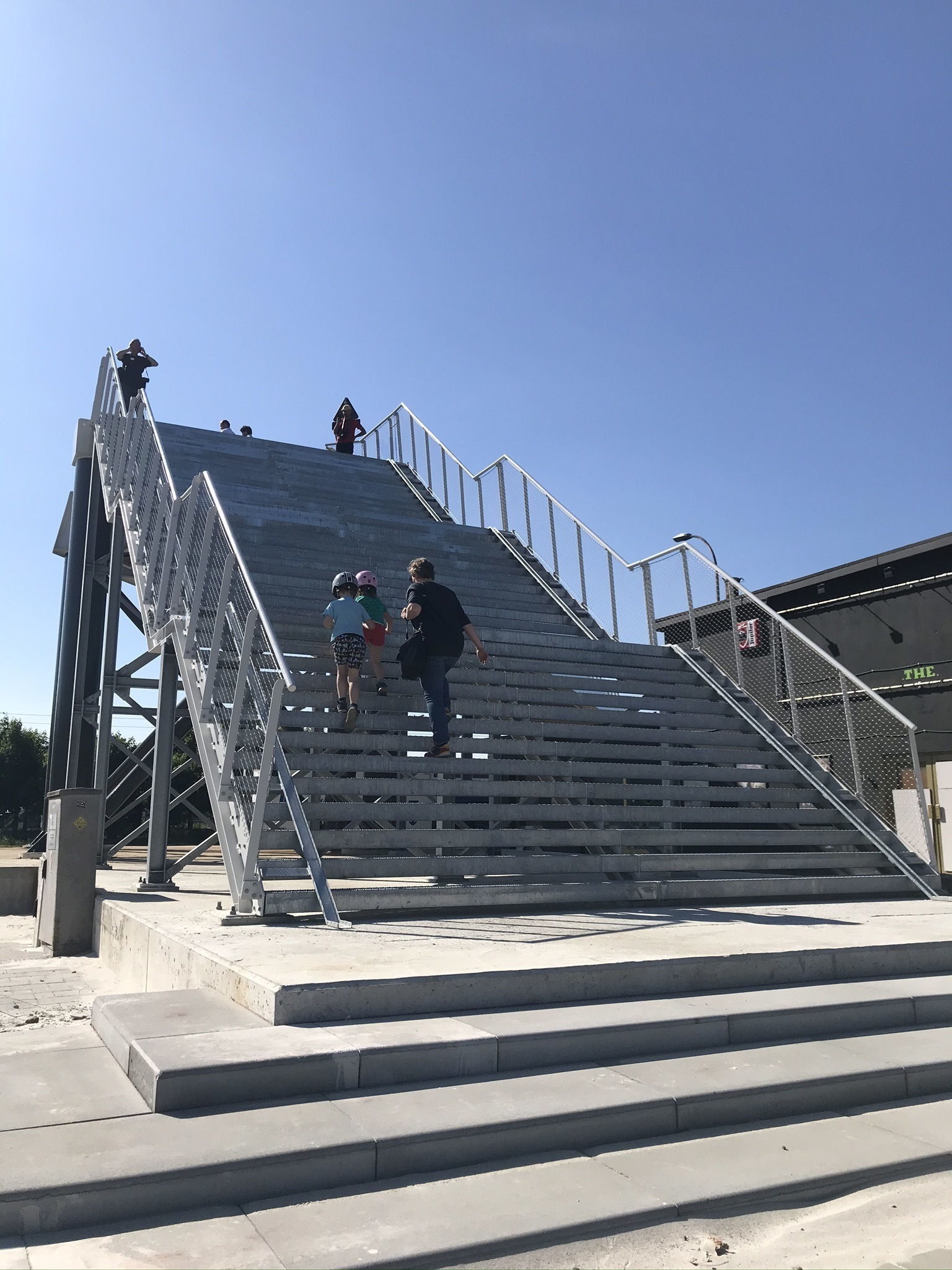 De passerelle eindigt vandaag nog op een tijdelijke trap met een fietsgoot. Na de realisatie van de Oosterweelverbinding sluit een nieuwe fietsbrug aan op de huidige passerelle.