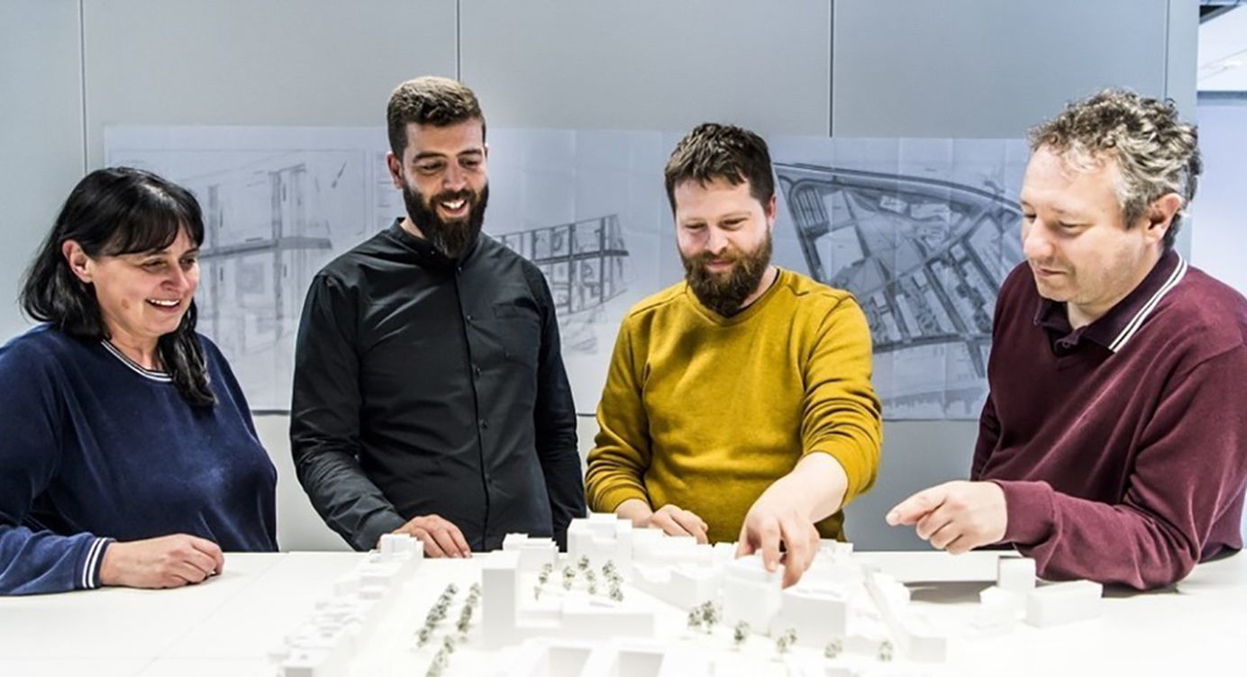 Collega's van het team vergunningen aan het werk