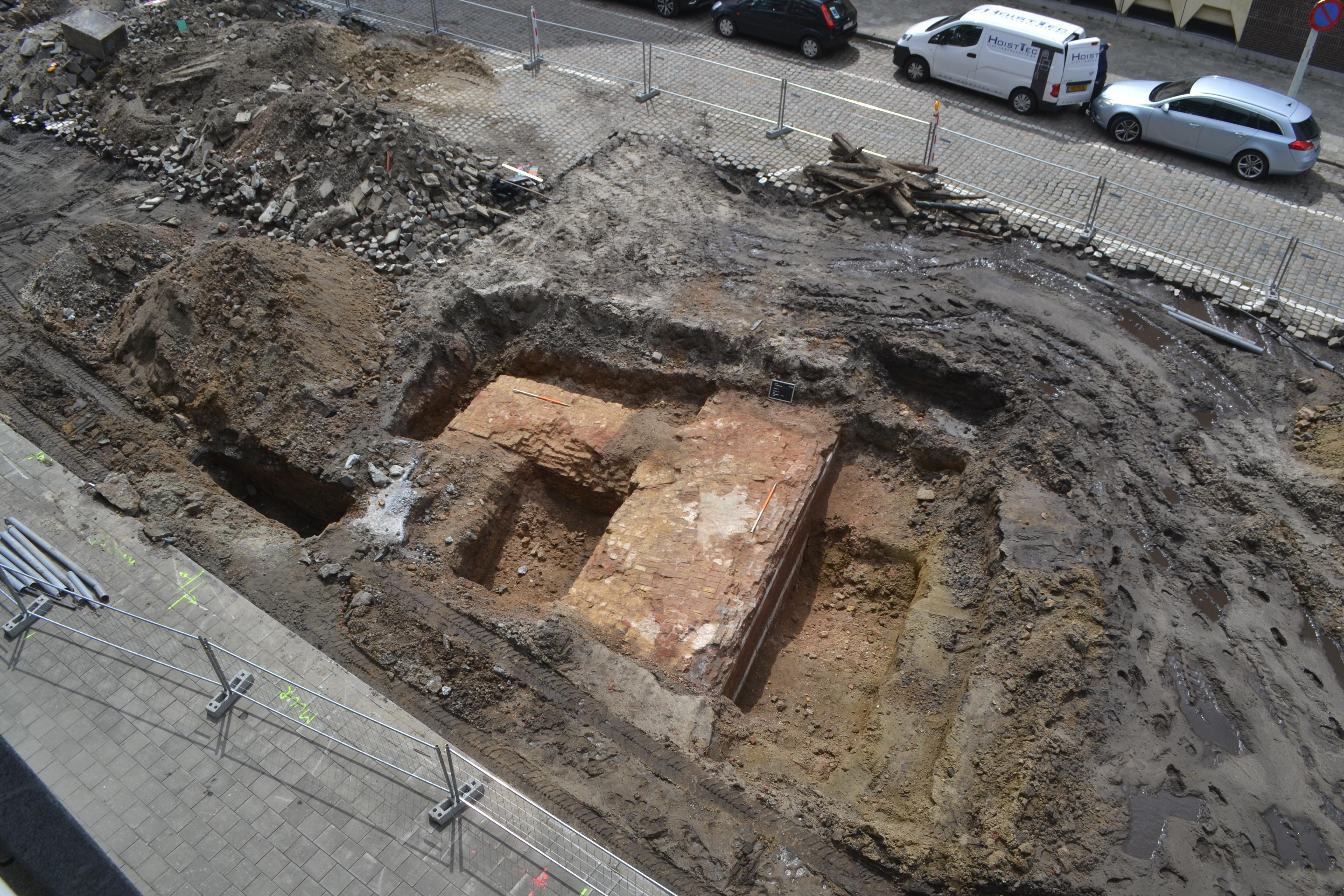 De muur van de Spaanse omwalling tussen bastion Kattenberg en bastion Slijk, in bovenaanzicht. Aan de achterzijde werd de aansluiting met een steunbeer geregistreerd.
