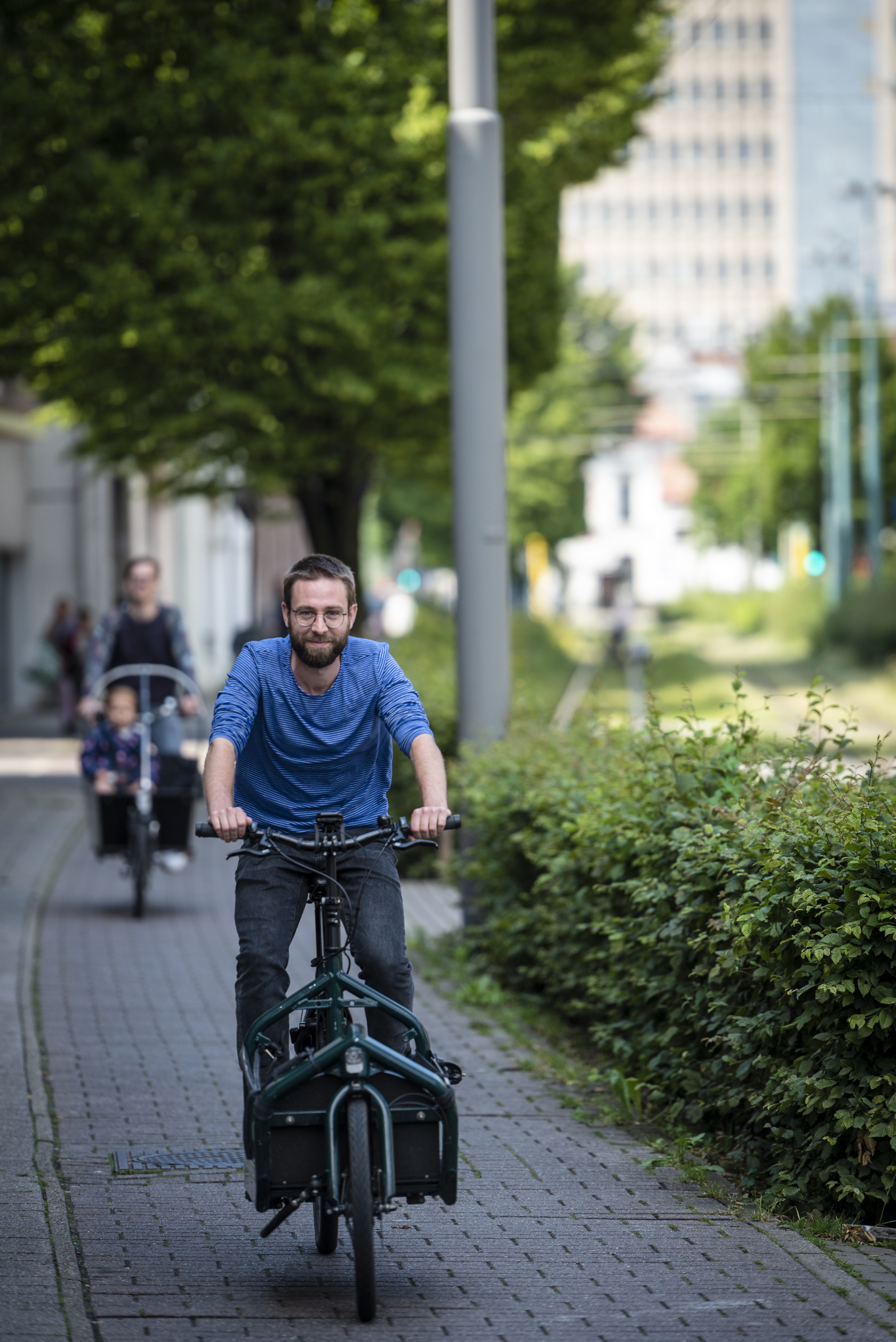 Bewoners testen cargofietsen uit bij Fietsen De Geus.