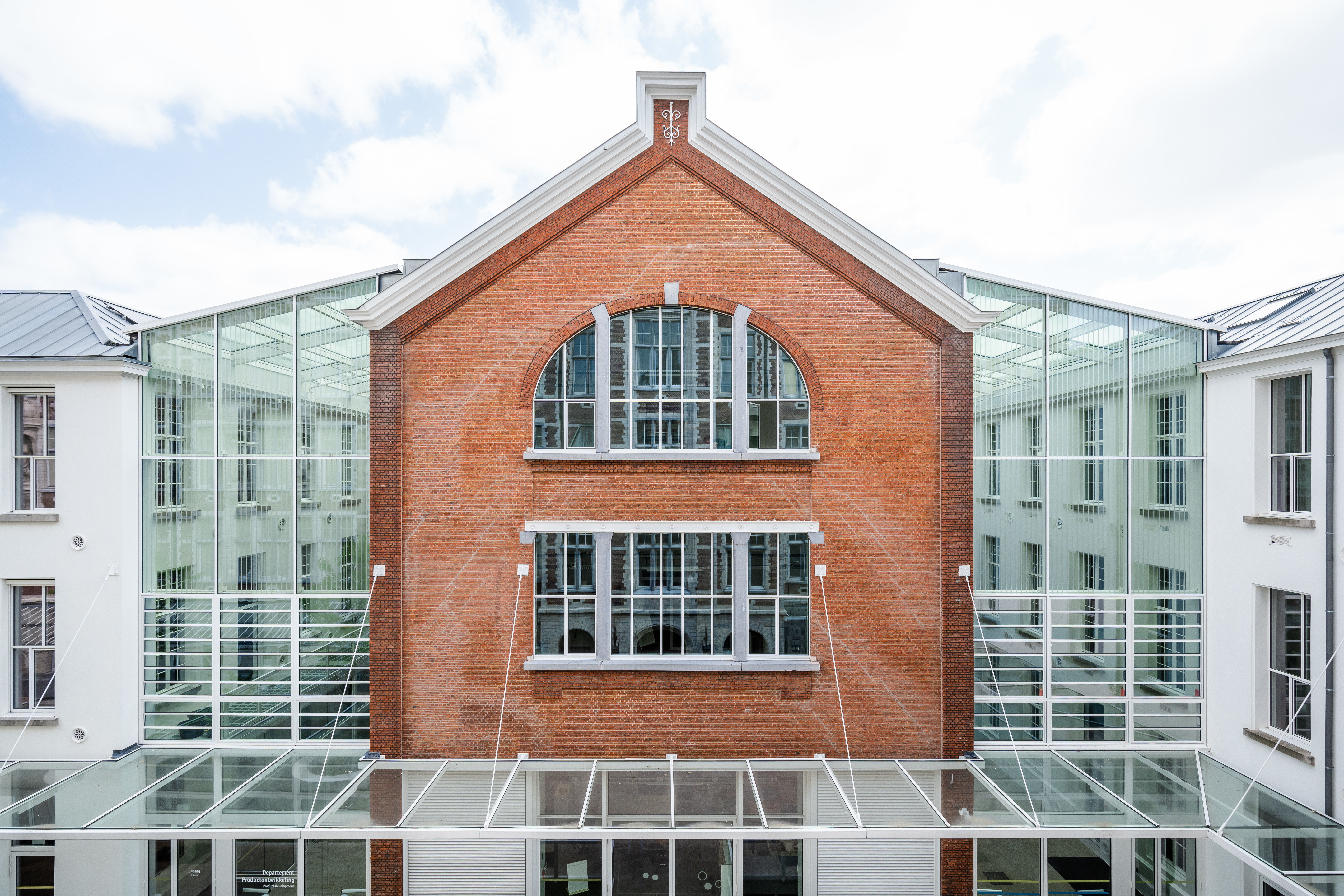 De gebouwen werden met elkaar verbonden door een promenade architecturale.