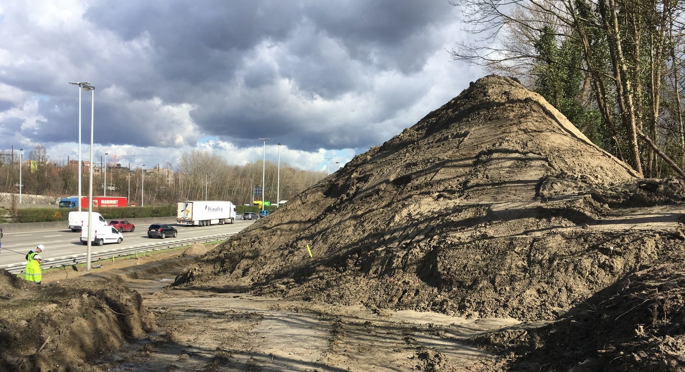 Het eerste deel van de nieuwe geluidsberm ligt op zijn plaats.