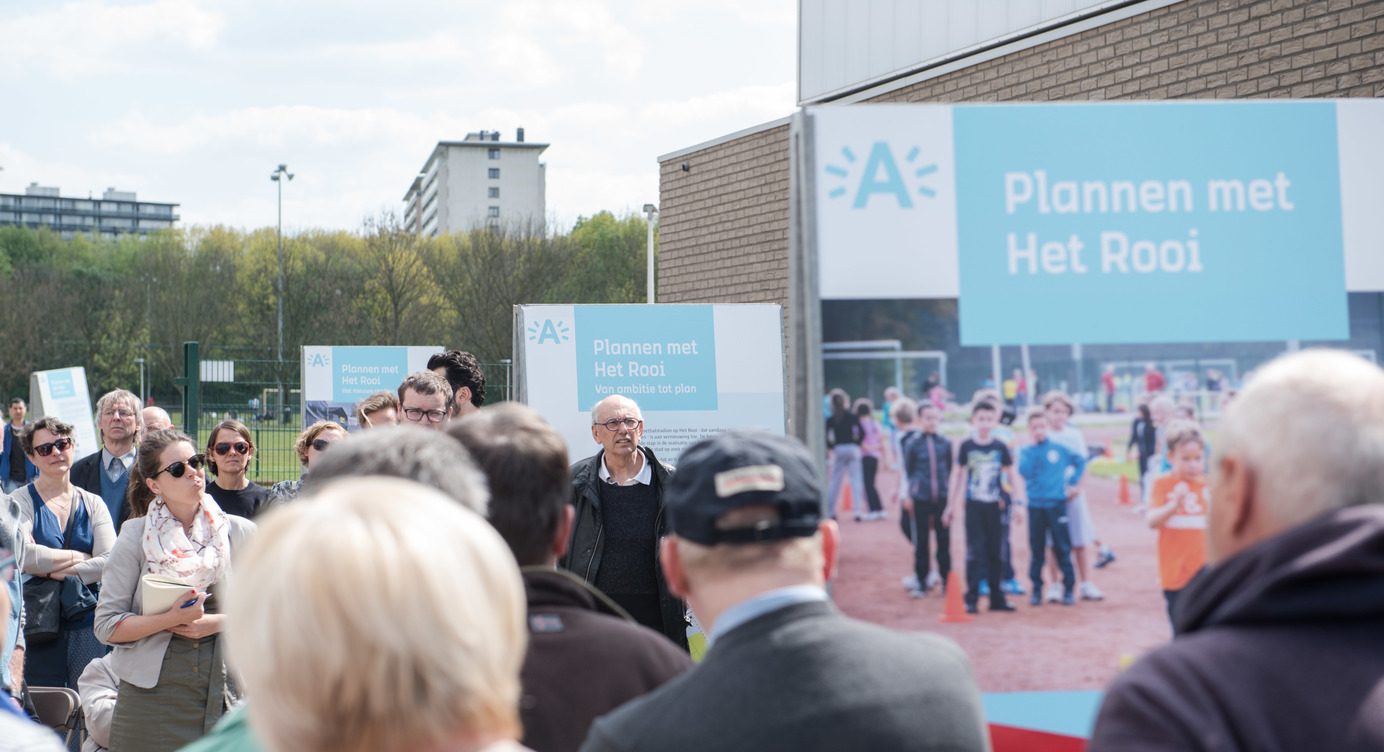 Sfeerbeeld van de infotentoonstelling in sportpark Het Rooi in Berchem.