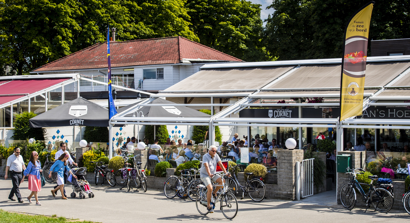 Horecazaken op de Wandeldijk van Sint-Anneke Plage.