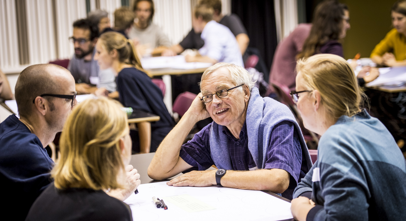 Mensen gaan in debat over de toekomst van de stad.