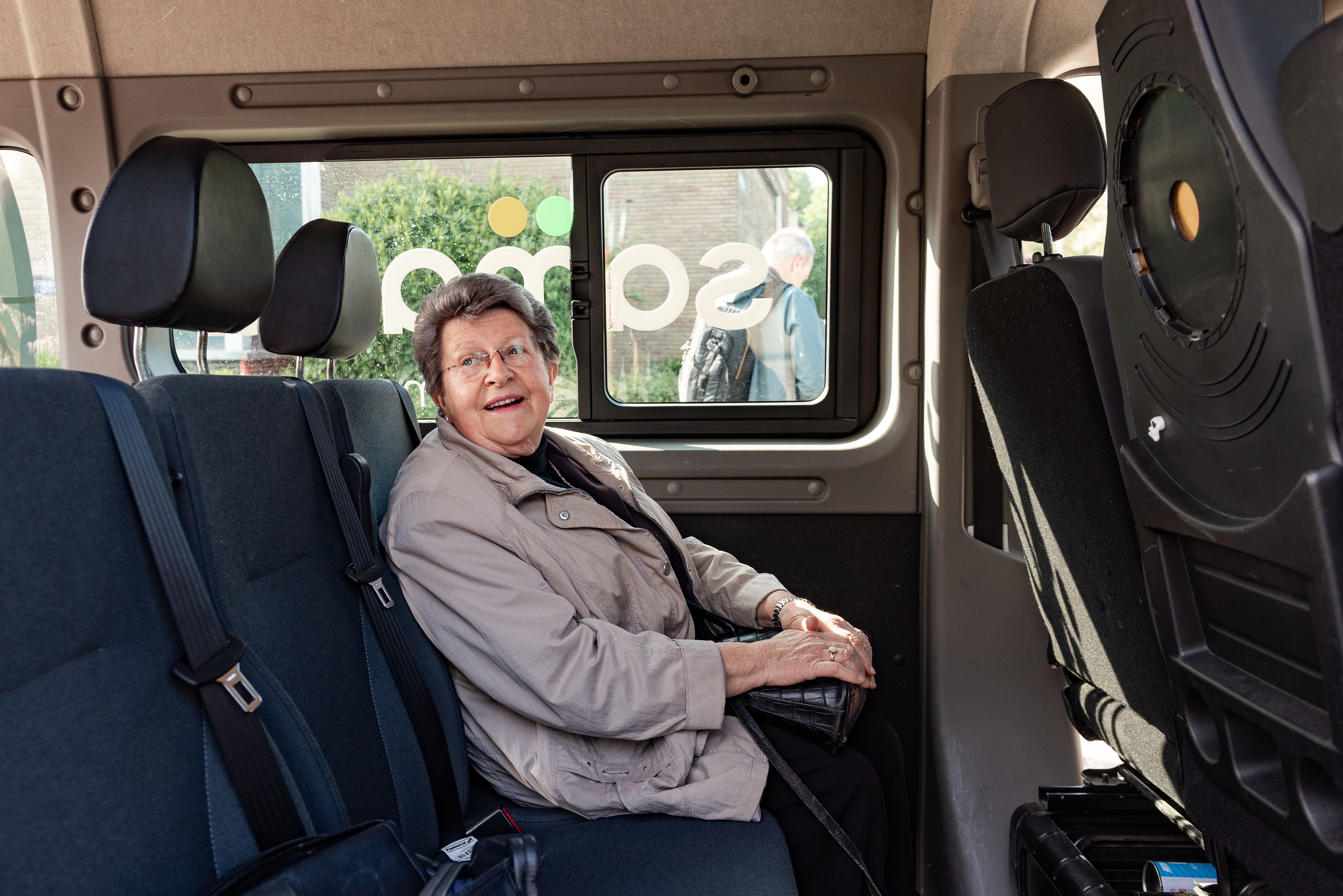 Bewoners van Luchtbal-Noord testen de winkelbus uit.