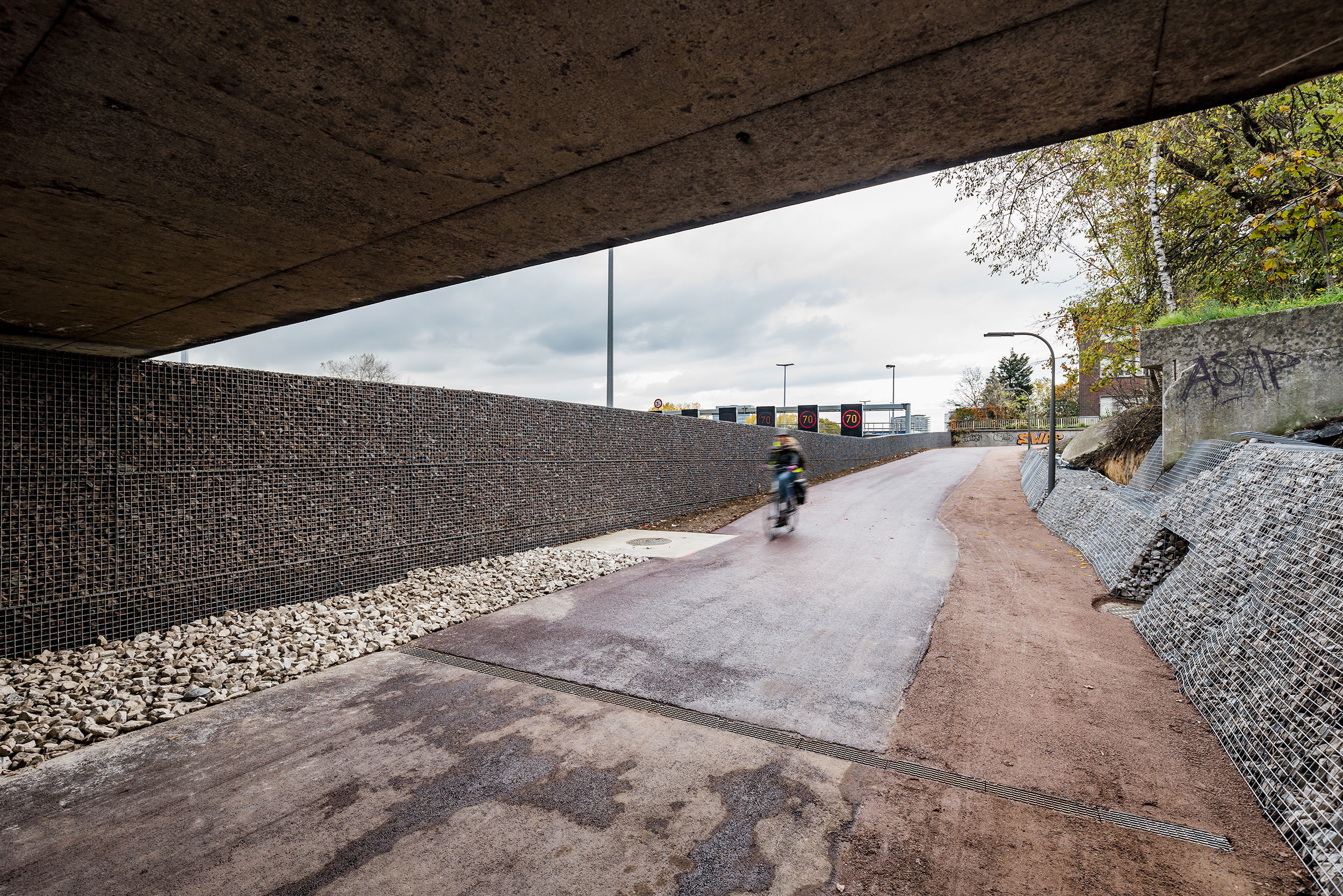 Het fietspad onder de Stenenbrug wordt door een geluidsscherm afgescheiden van de Ring.