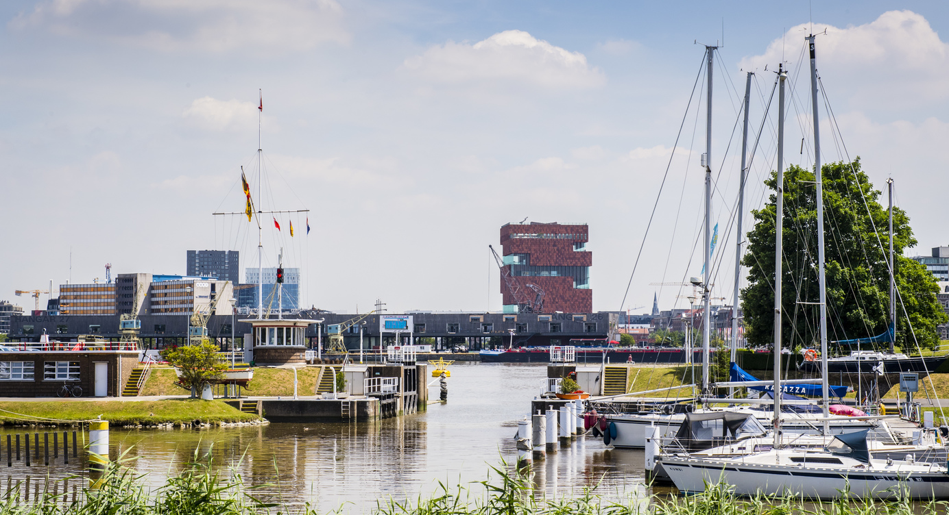 Zicht op de Schelde en het MAS vanuit Sint-Anneke Plage.