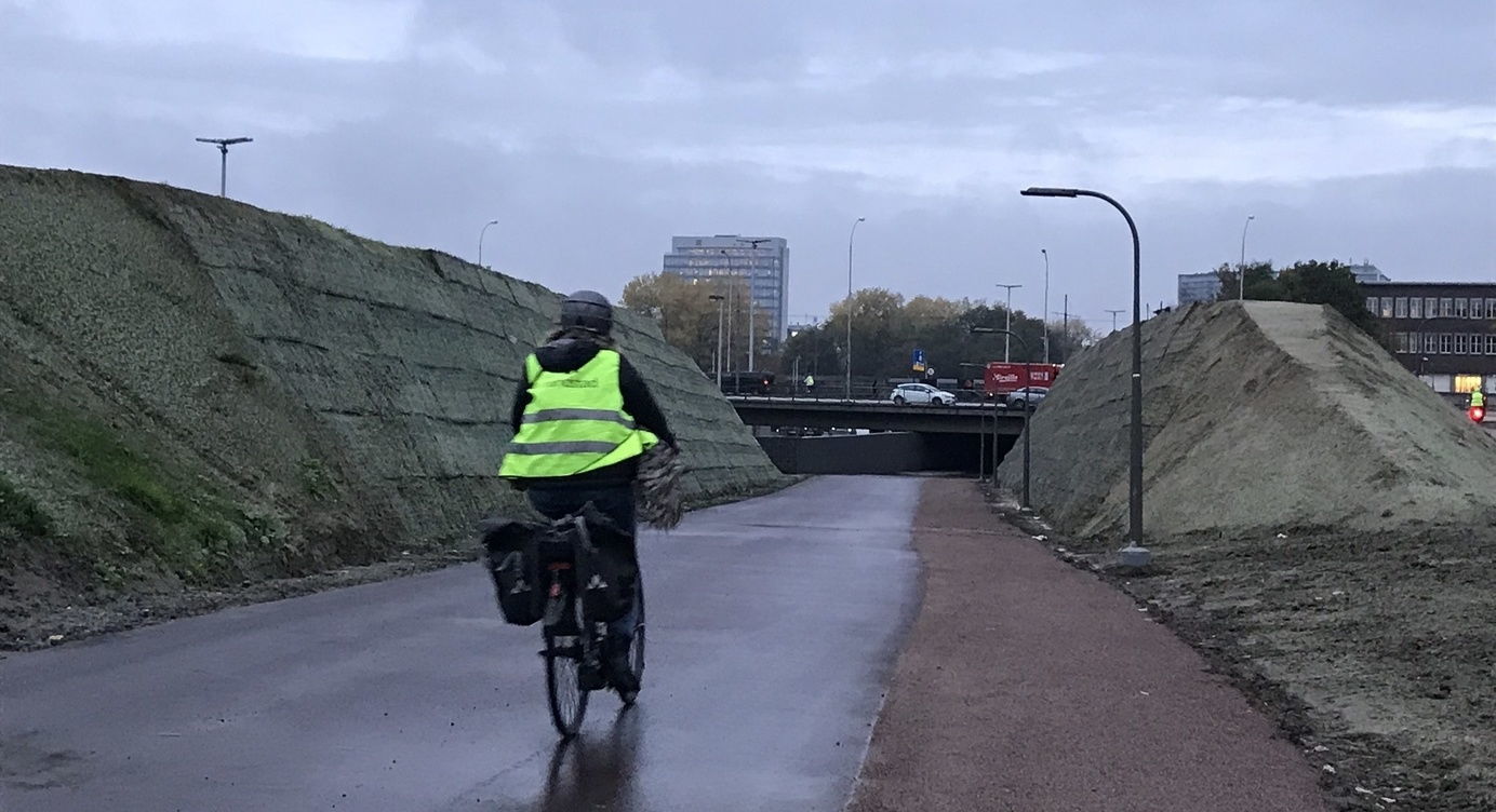De eerste fietsers die gebruik maken van de nieuwe doorgang onder het kruispunt van de Stenenbrug door.