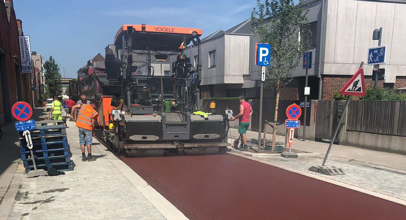 Aanleg van de rode asfalt in de Samberstraat