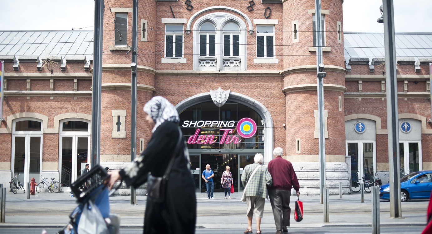 Abdijstraat op het Kiel met shopping Den Tir