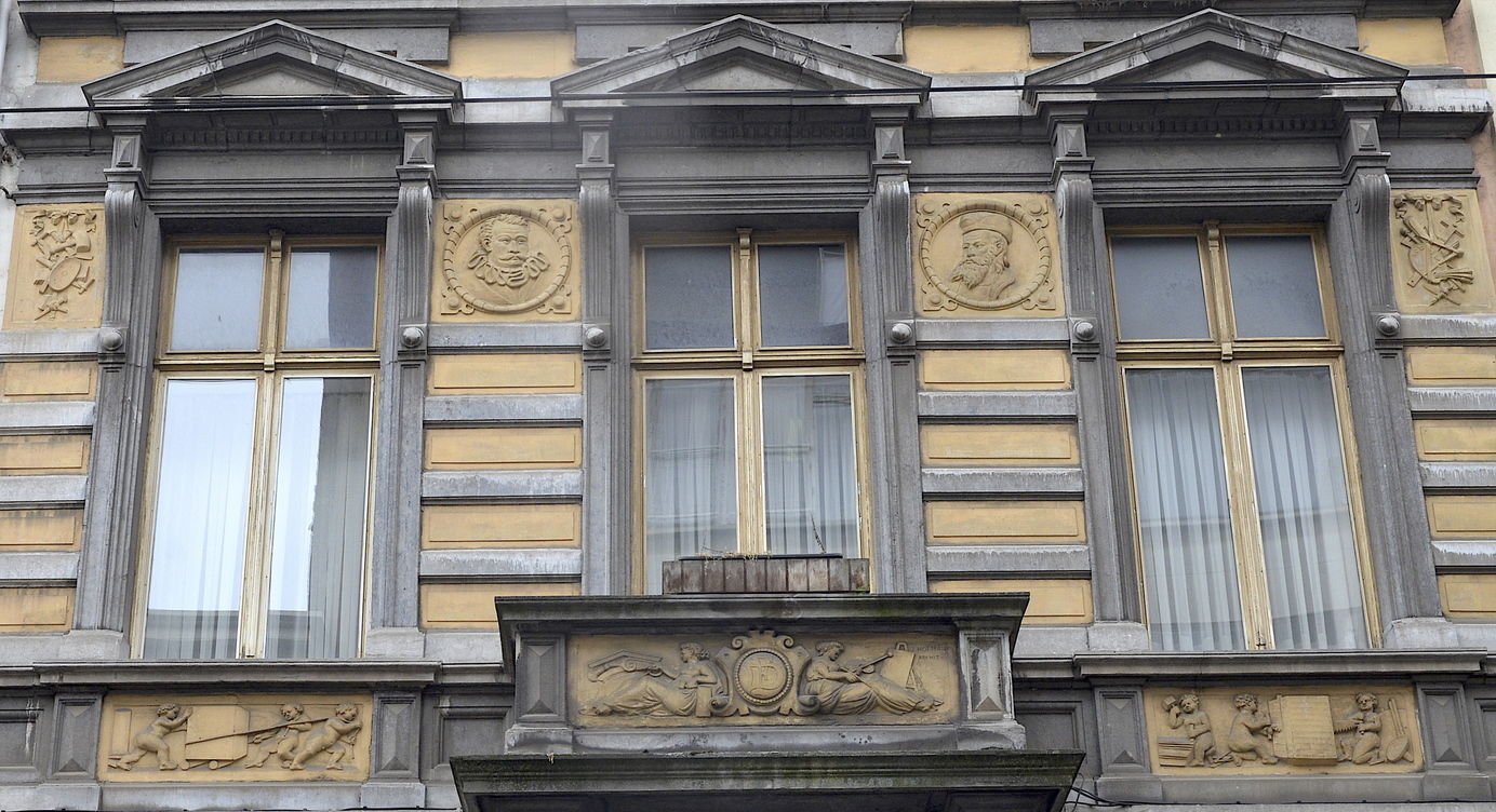 1885. De woning in de Lange Leemstraat 230 is zijn eerste uitgevoerde ontwerp. De opdrachtgever is steenkapper Félicien Dejean.